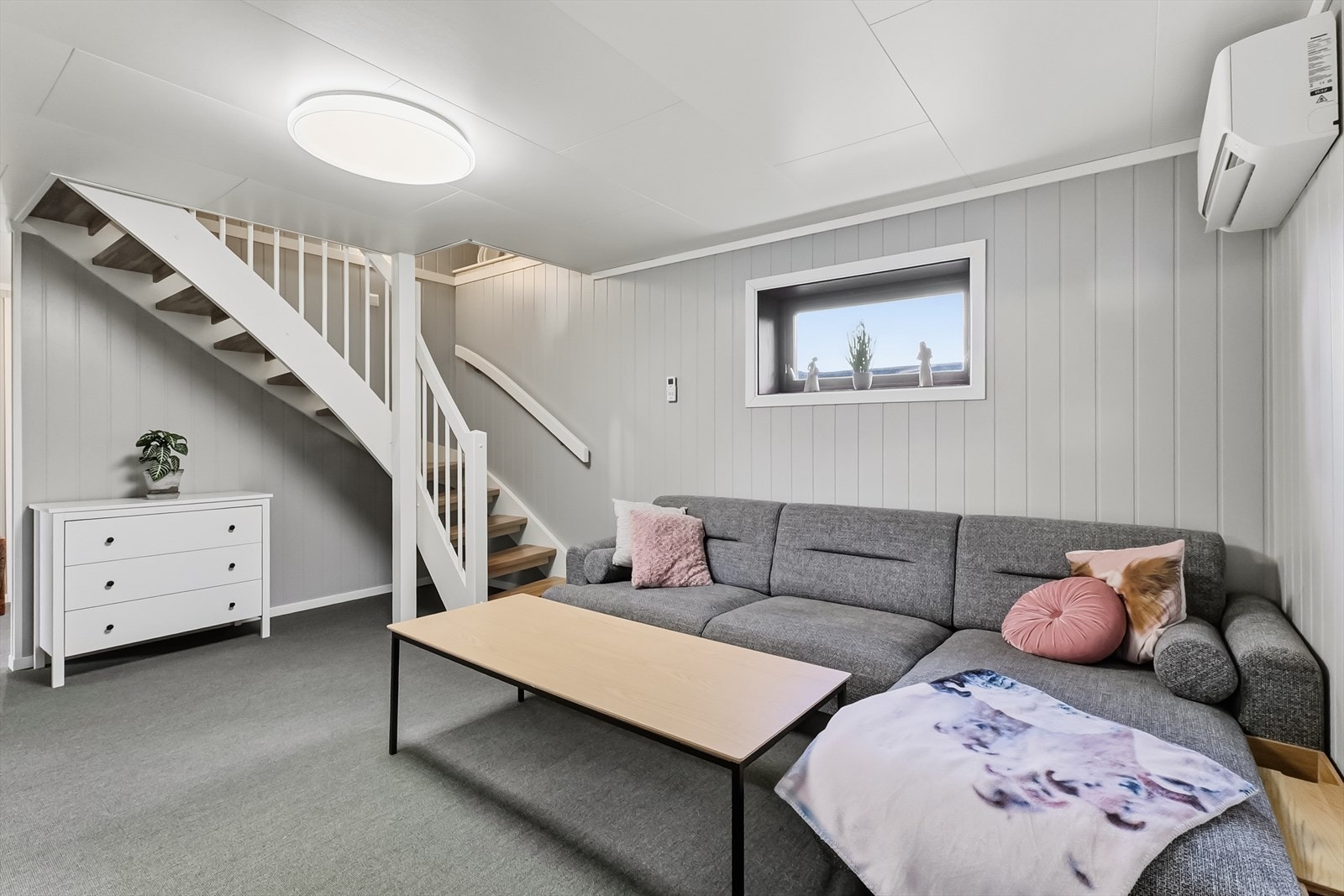 Nede i kjelleren er en koselig kjellerstue med vindu som gir en lysere romfølelse. Galleribilde