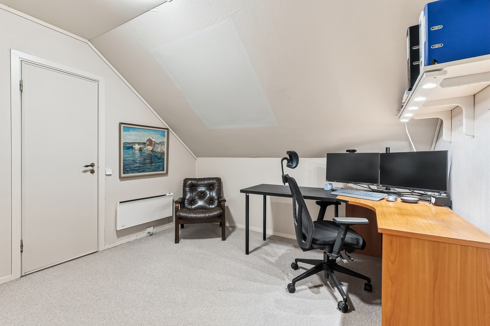 Loftets byr på en praktis, skjermet arbeidsplass med teppegulv, og behagelig atmosfære. Galleribilde