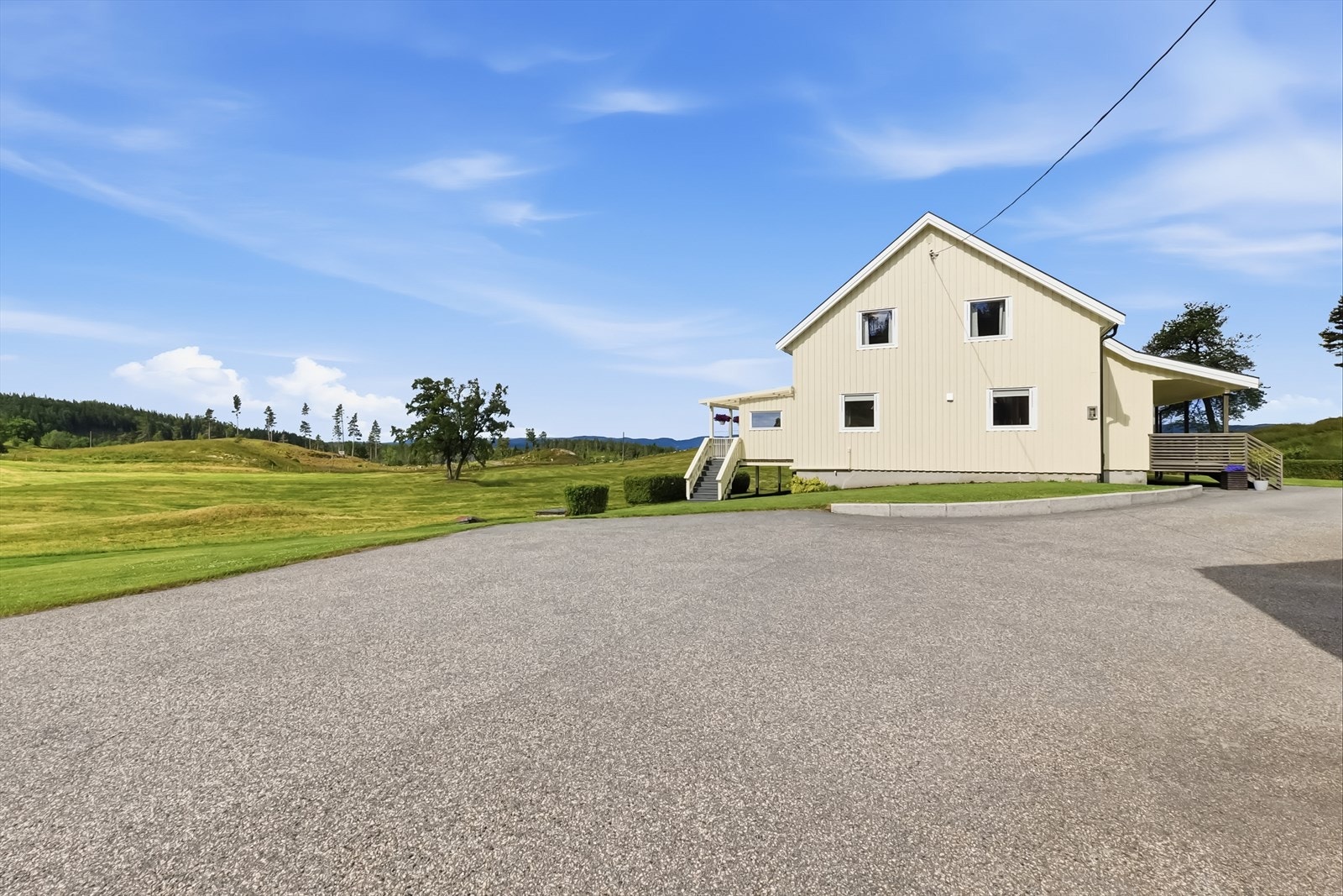 Stort tun med gode parkeringsmuligheter. Galleribilde