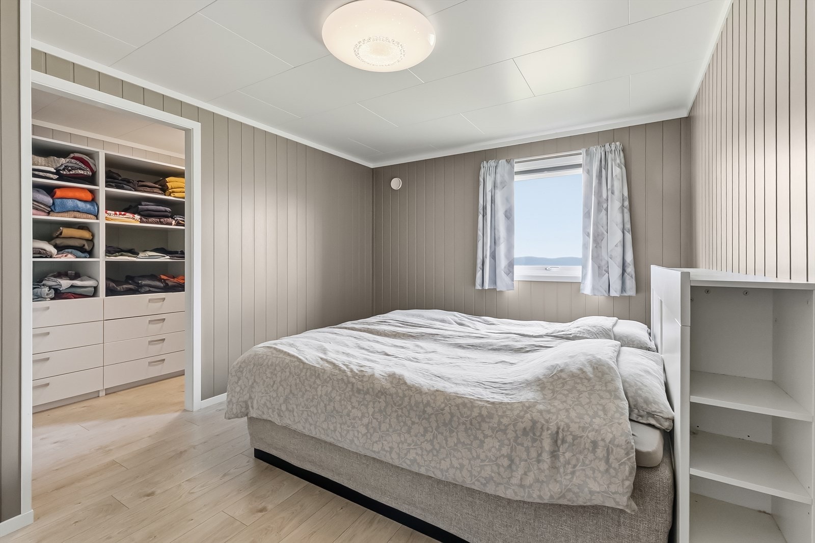 Videre til hovedsoverom med walk-in garderobe. Galleribilde