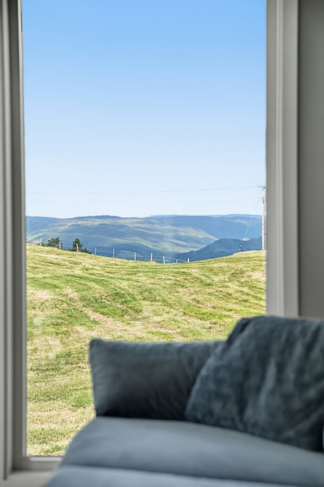 Panoramautsikt over åpent naturlandsskap. Galleribilde