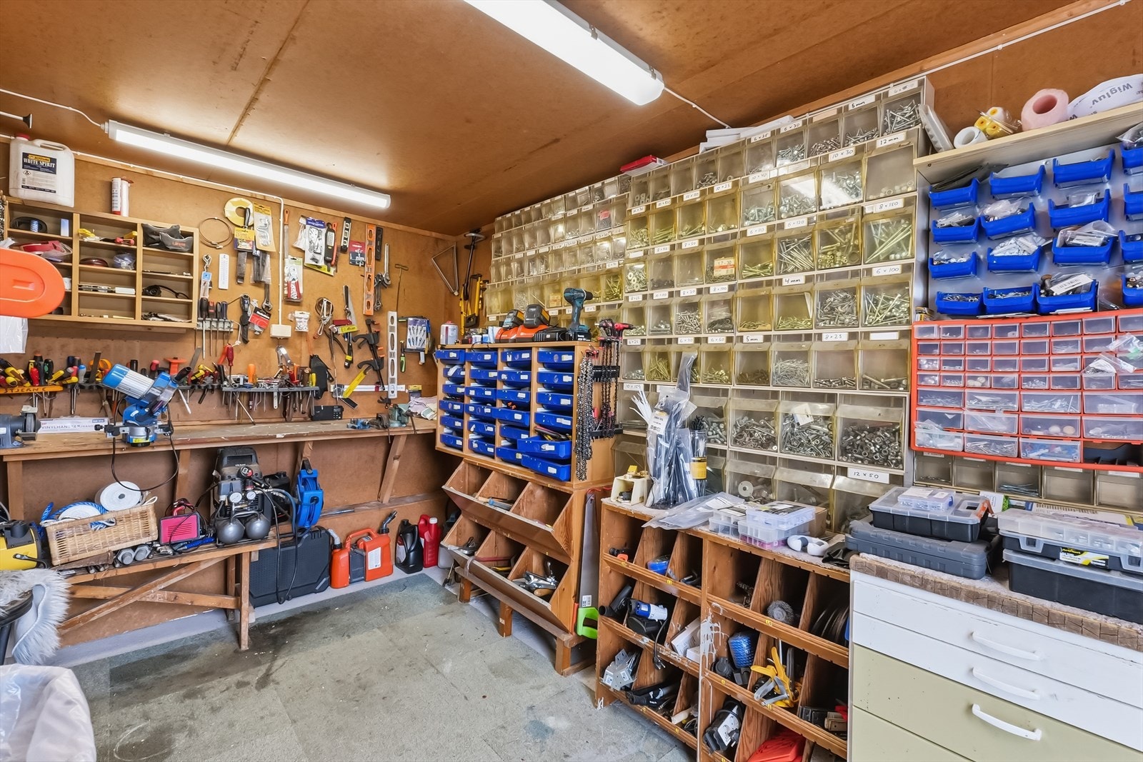 Praktisk verksted med arbeidsbenk, god oppbevaringsplass og tilrettelagt for både vedlikehold og hobbyprosjekter. Galleribilde