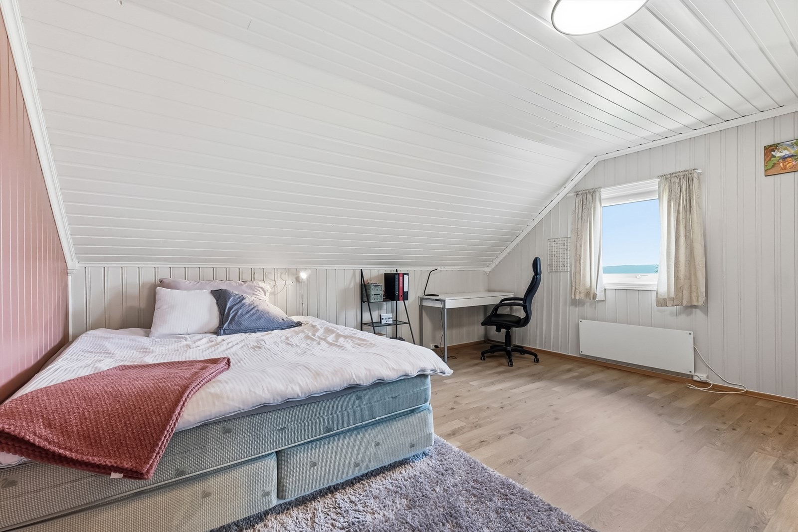 Romslig loftsoverom med lune fargetoner. Galleribilde