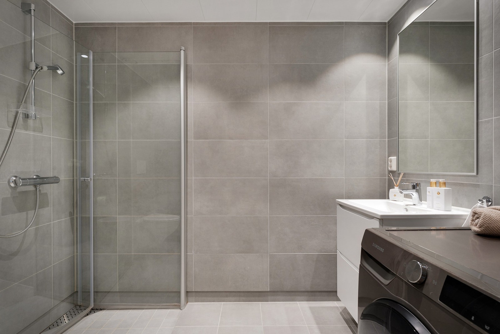 - Badet fremstår moderne og delikat med flislagte overflater og varmekabler - Galleribilde