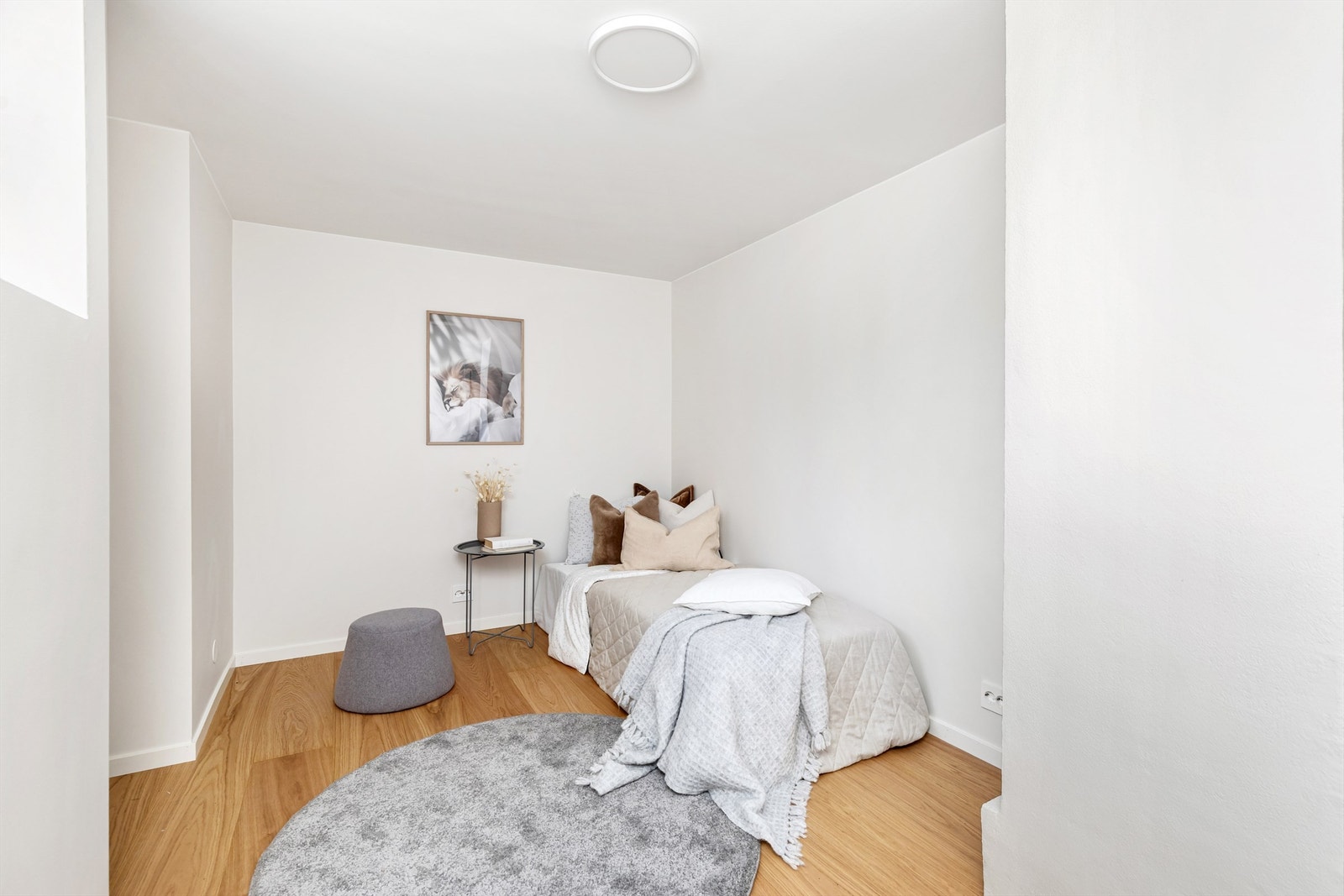 Soverommet har plass til seng og oppbevaringsmøbler. Galleribilde
