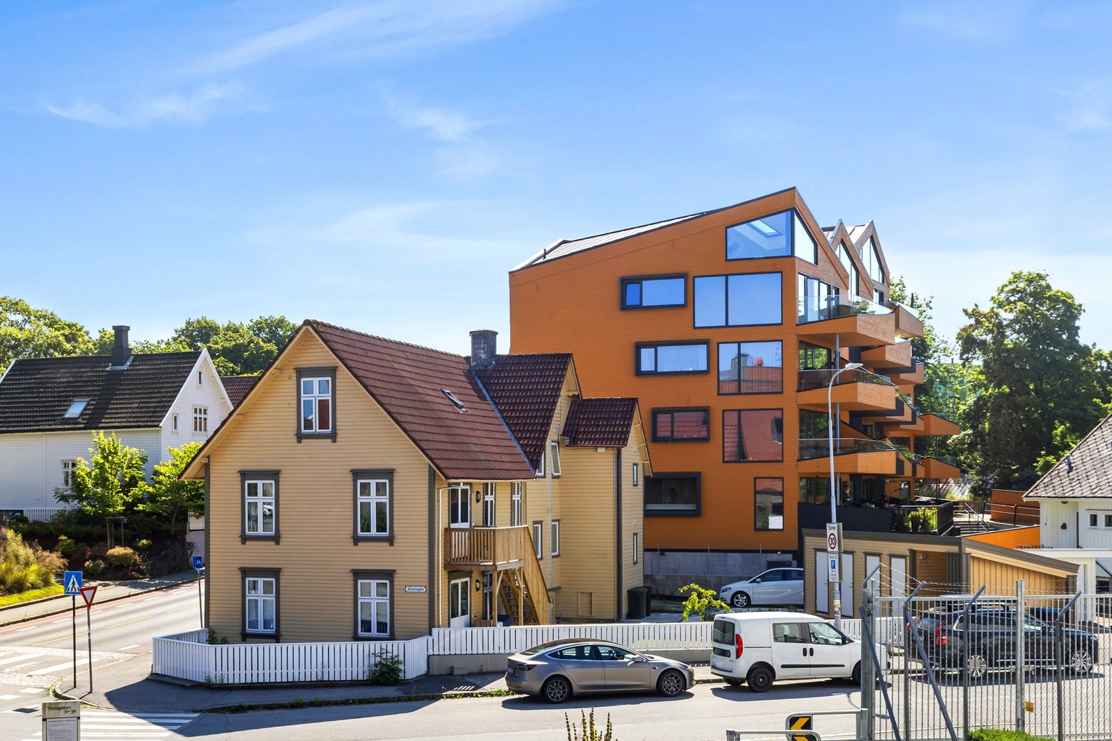 Beliggende i et etablert område med en blanding av eldre og nyere bebyggelse. Galleribilde