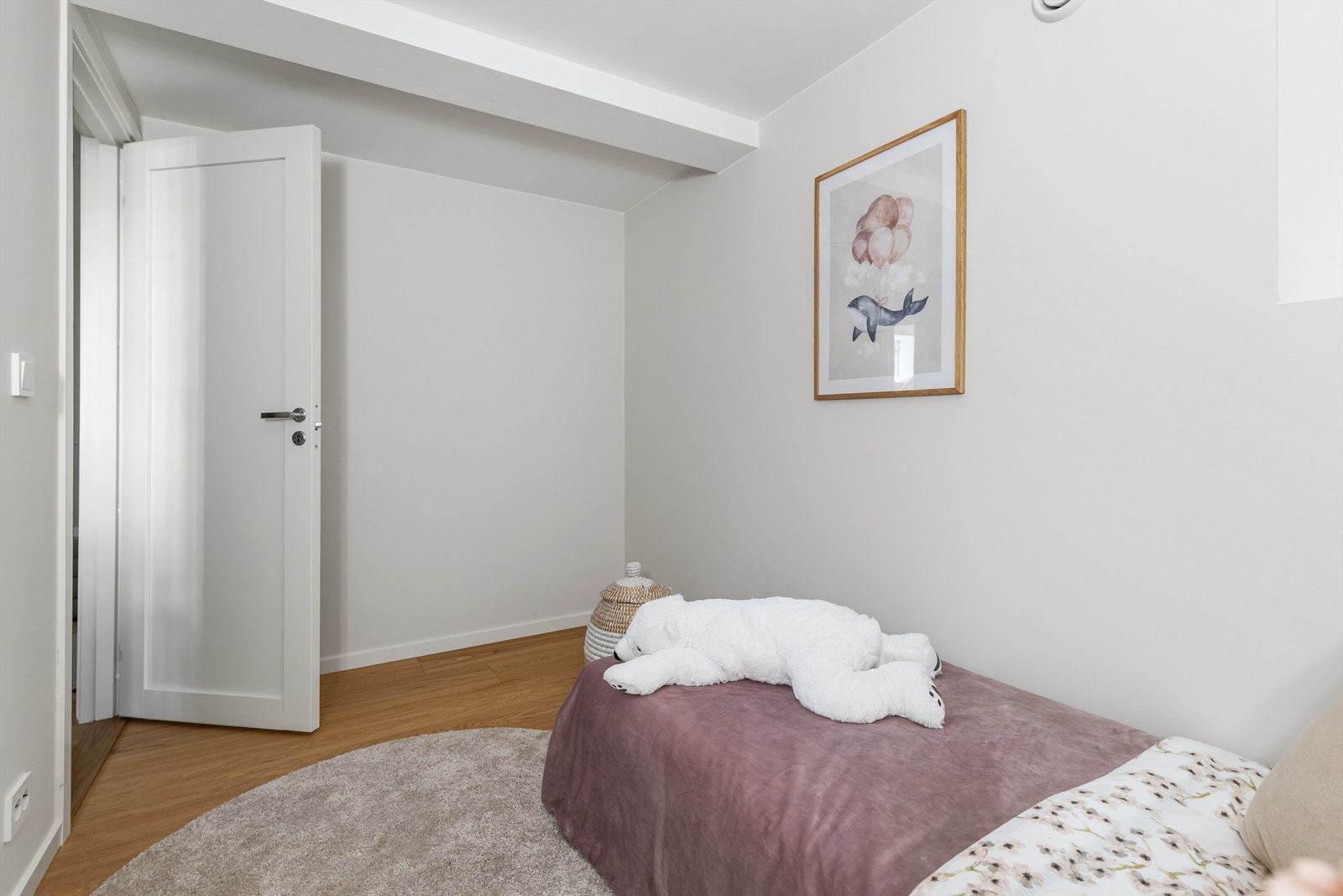 Begge soverommene i underetasjen har parkett på gulv og malte plater på veggene. Galleribilde