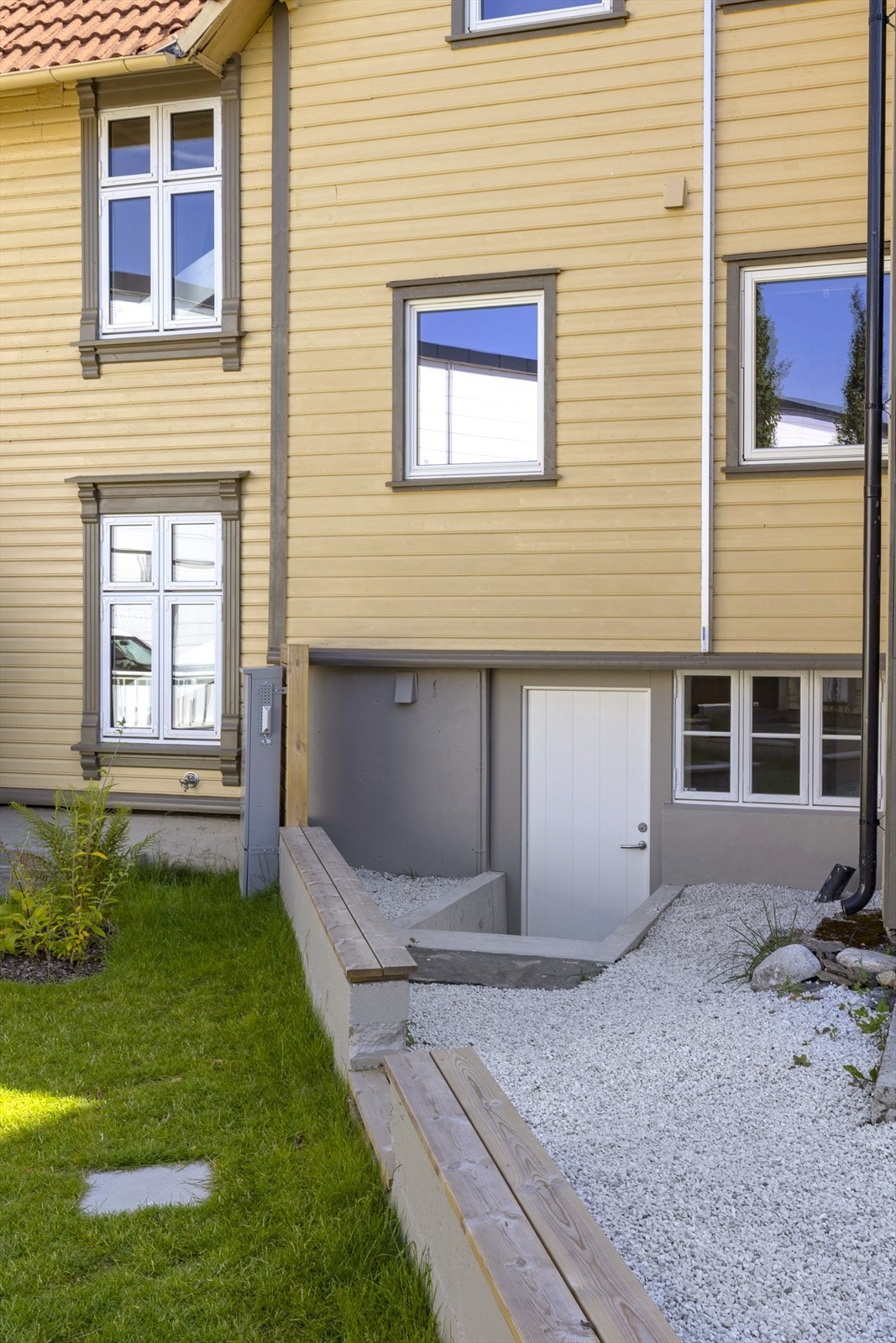 Praktisk med egen inngang til underetasjen fra uteområdet. Galleribilde