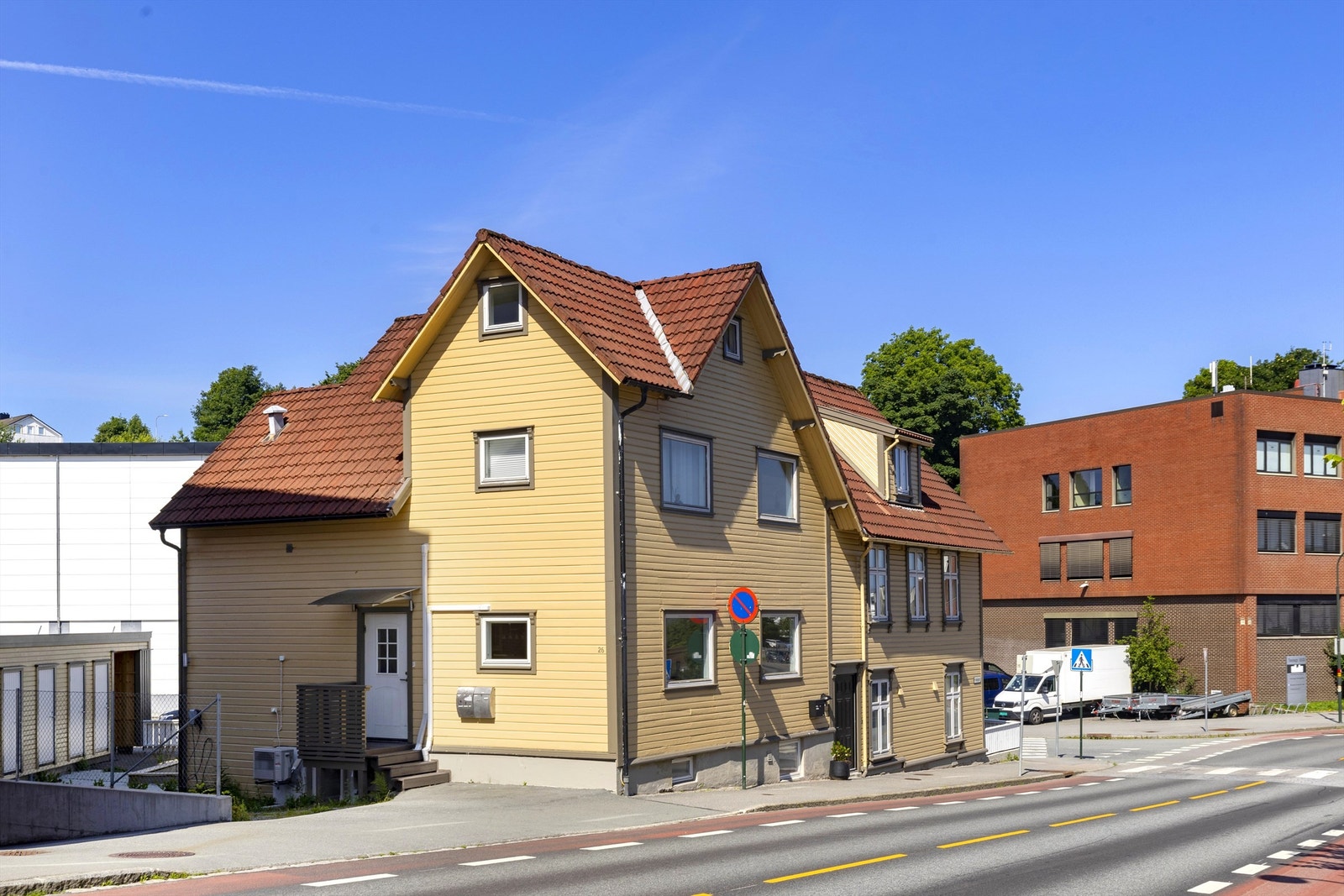 Leiligheten disponerer en parkeringsplass rett utenfor inngangen. Galleribilde