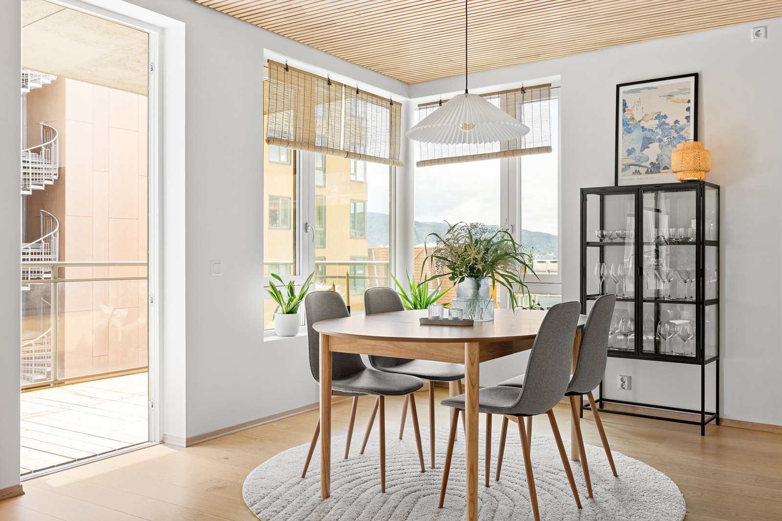 Leiligheten har et lyst og lekkert utrykk. Store vindusflater, hjørnebeliggenhet, lyse overflater og en lys spile-himling bidrar sterkt til dette. Galleribilde