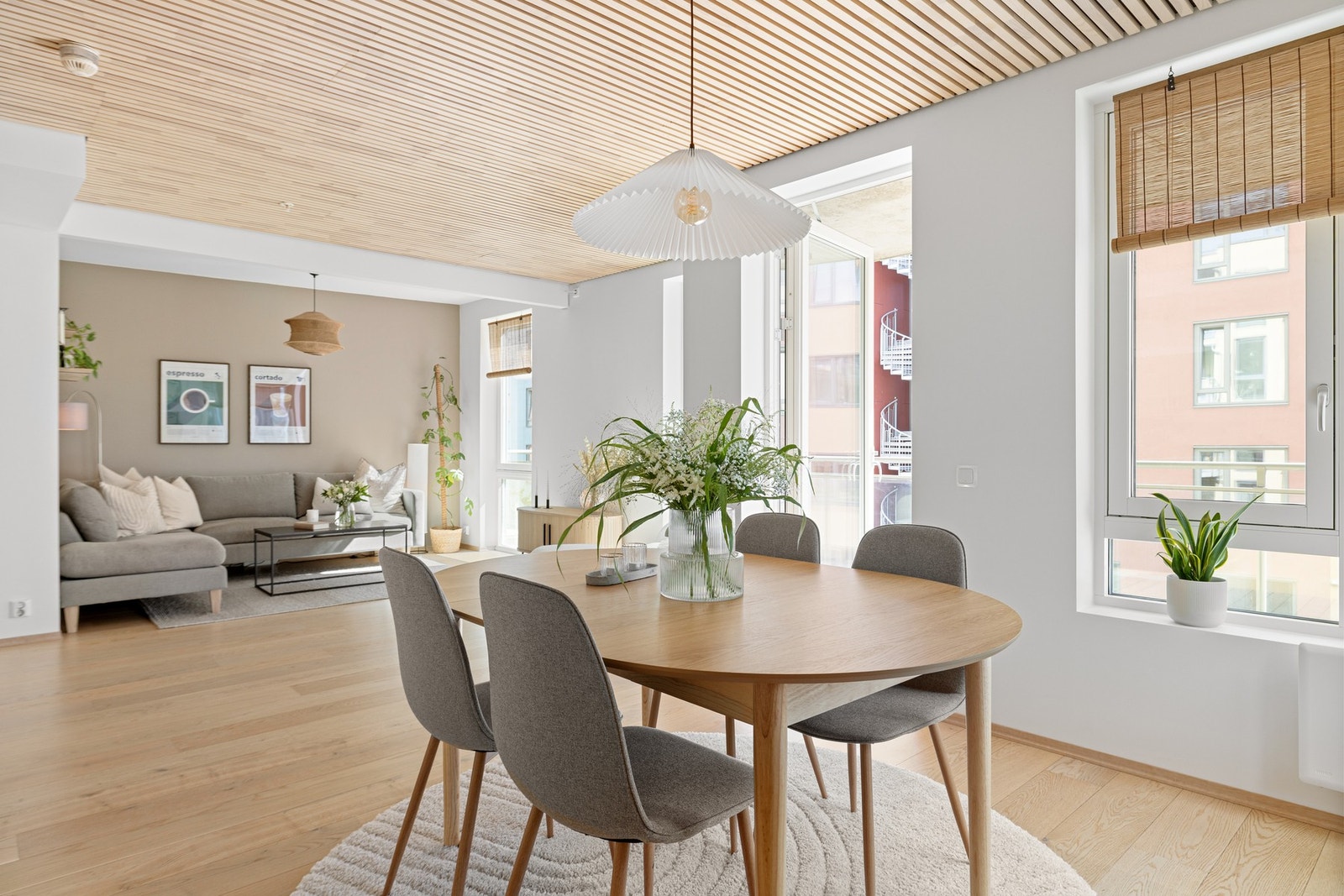 Stue/kjøkken-arealet rommer hele 42,2(!) kvm og gir med det meget god plass til ulike soneinndelinger, eksempelvis både sofa- og spisegruppe. Galleribilde