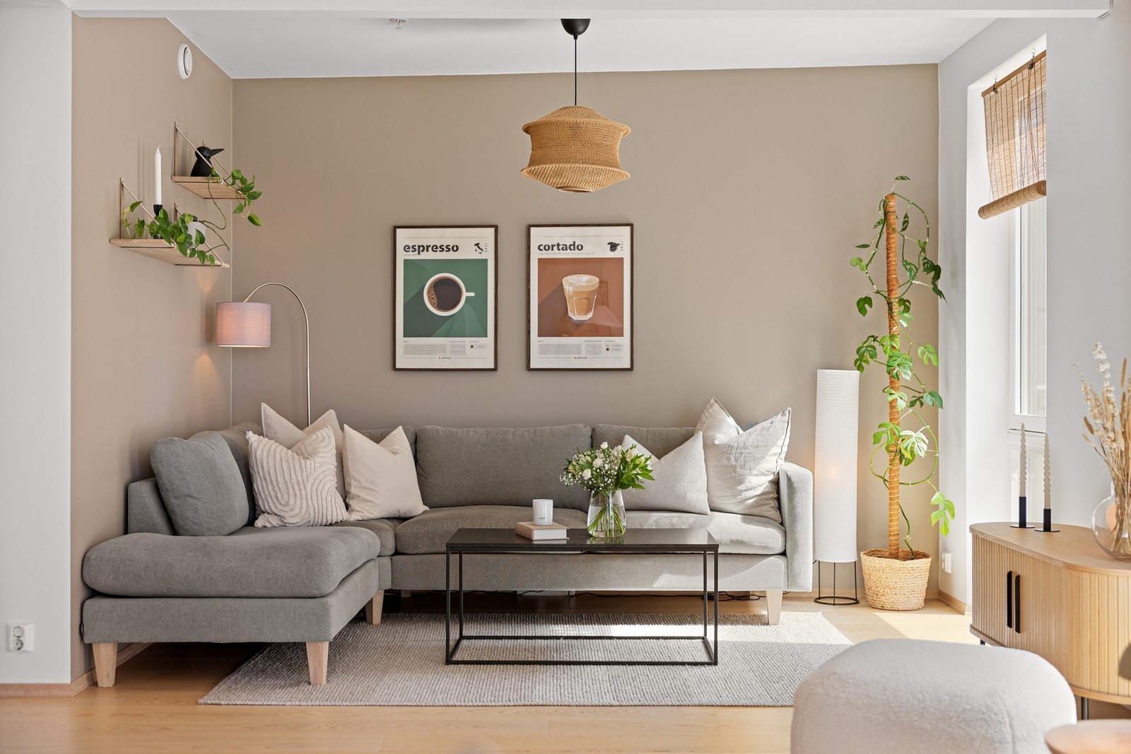 Innhuket i stuen skaper en perfekt sofakrok. Den varme, jordnære fargetonen på veggen kombinert med god plass til en romslig hjørnesofa gjør dette til et innbydende og behagelig oppholdssted. Galleribilde