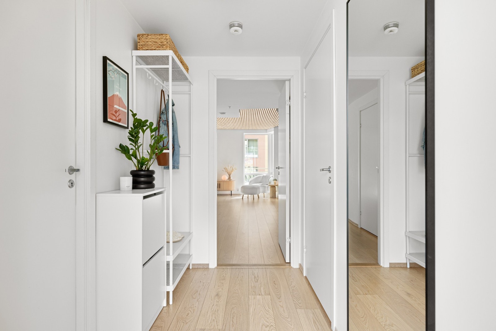 Entréen måler 3,6 kvm og har plass til oppbevaring av sko og oppheng av yttertøy. Her har du videre adkomst til begge soverommene på hver side, samt stue/kjøkken-arealet rett fram. Galleribilde