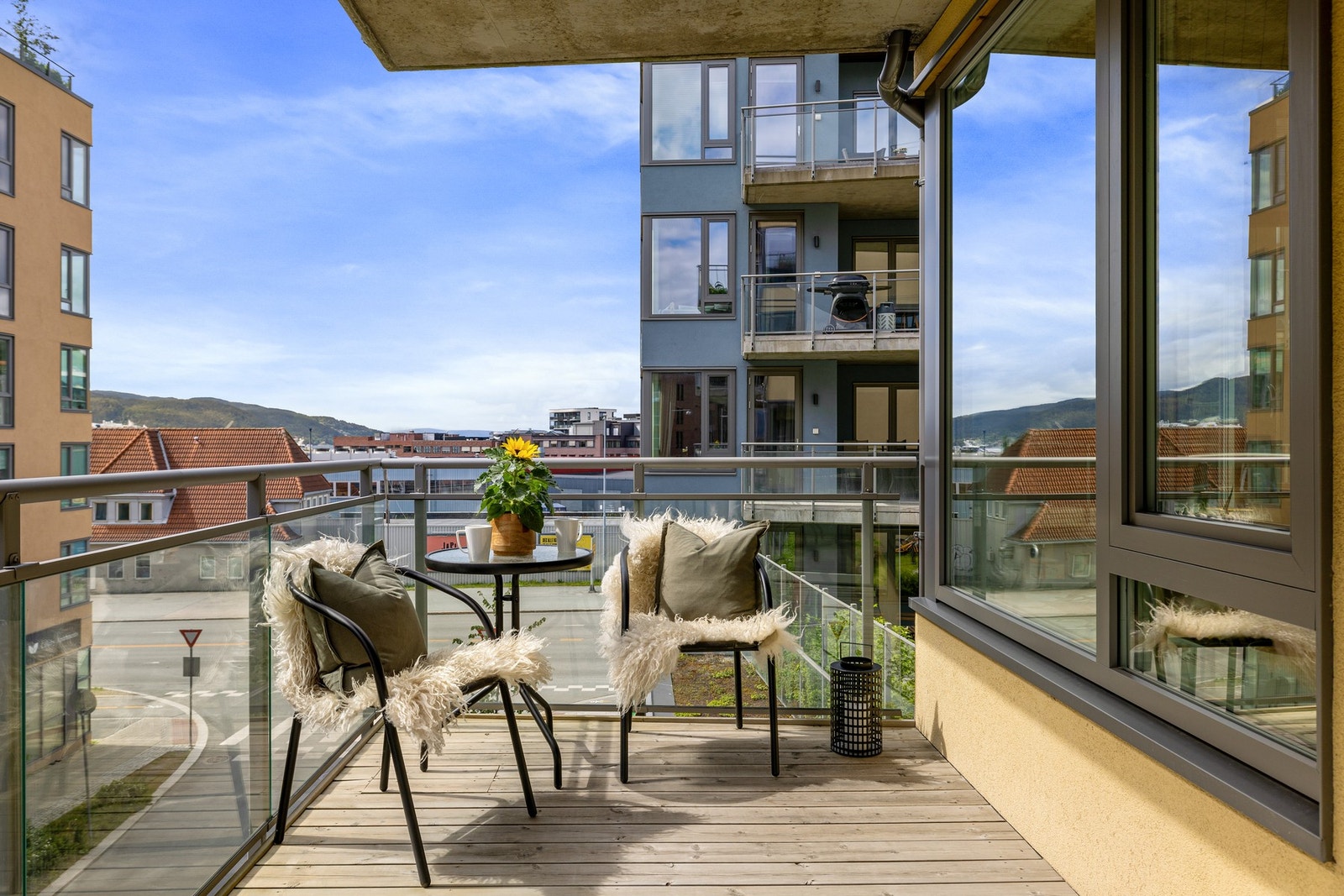 Leiligheten har en meget høy beliggenhet i 2.etasje. Fra balkongsiden oppleves det som en 3.etasje. Galleribilde