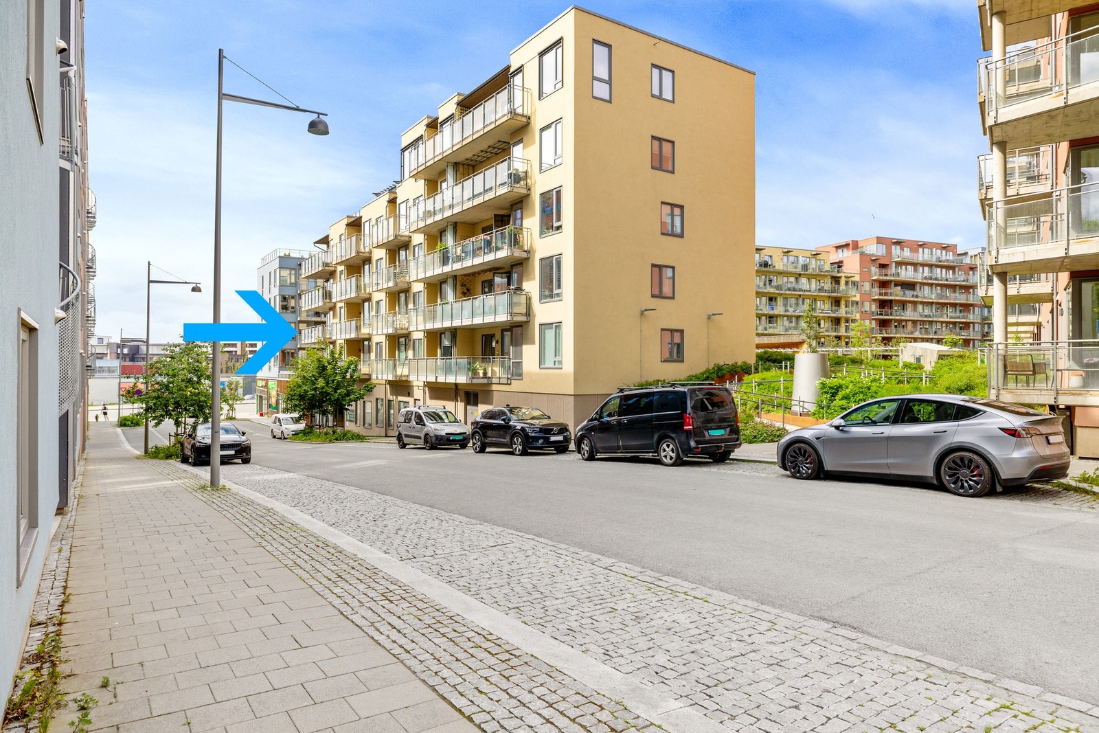 Fasadebilde. Leilighetens beliggenhet er merket med blå pil. Galleribilde