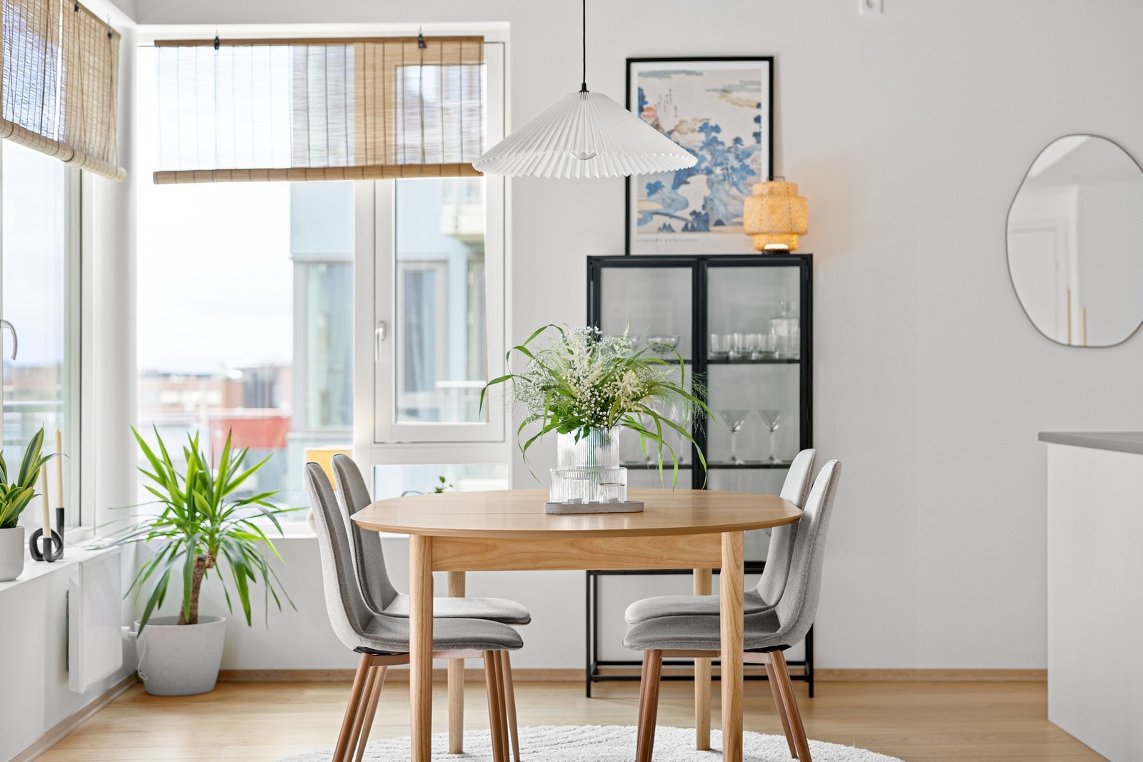 Månedlige felleskostnader inkluderer kostnader tilknyttet bod, fjernvarme (stipulert forbruk), elektroniske fellesavtaler, kontingent fellesareal, samt felleskostnader for drift og vedlikehold. Galleribilde