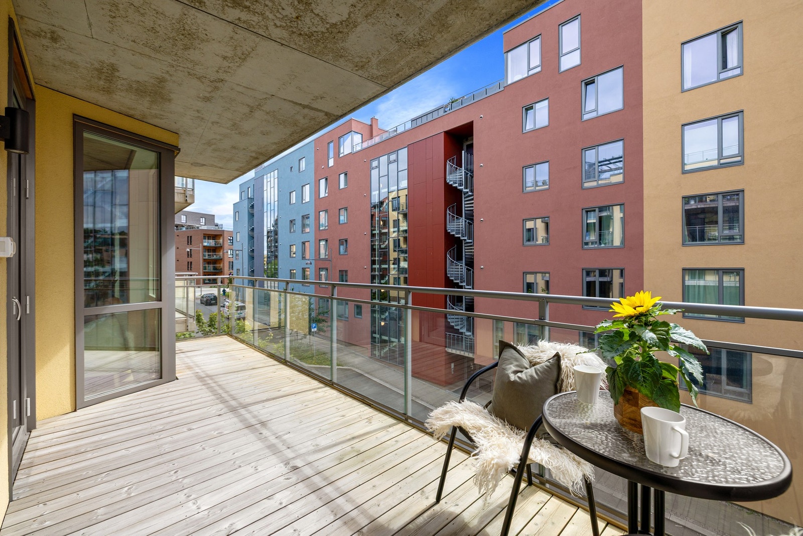 God plass til etablering av sittegruppe og annet utendørsmøblement etter eget ønske. Eksempelvis en grill. Dobbeltstikk og utebelysning på balkongen. Galleribilde