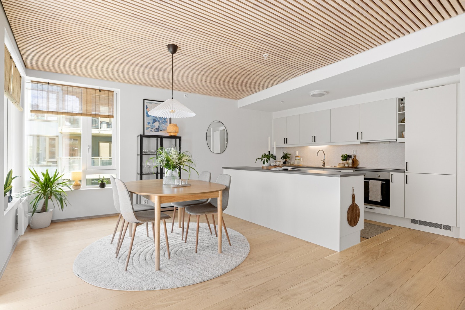 Leiligheten ble oppført i 2020 og holder med det en ny og moderne standard. Moderne fasiliteter som fjernvarme, heisadkomst, parkeringskjeller og balansert ventilasjon. Galleribilde