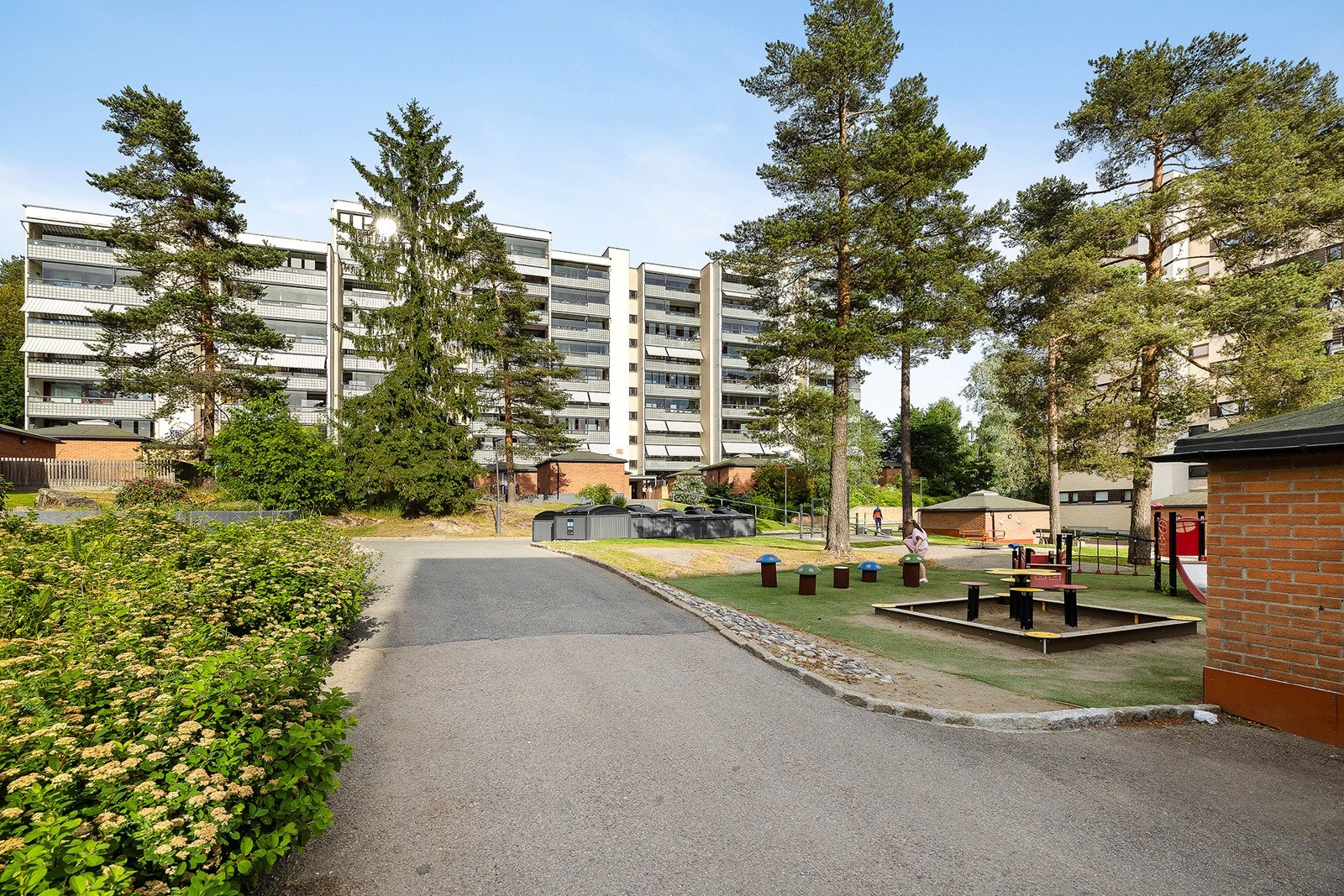 Rolige bilfrie veier innad i borettslaget. Galleribilde