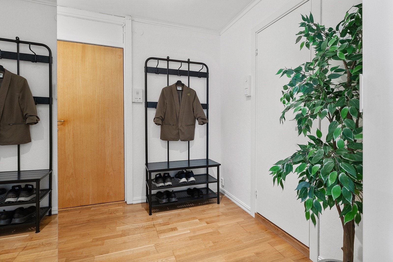 2 garderobeskap i entréen med mye oppbevaringsplass. Galleribilde
