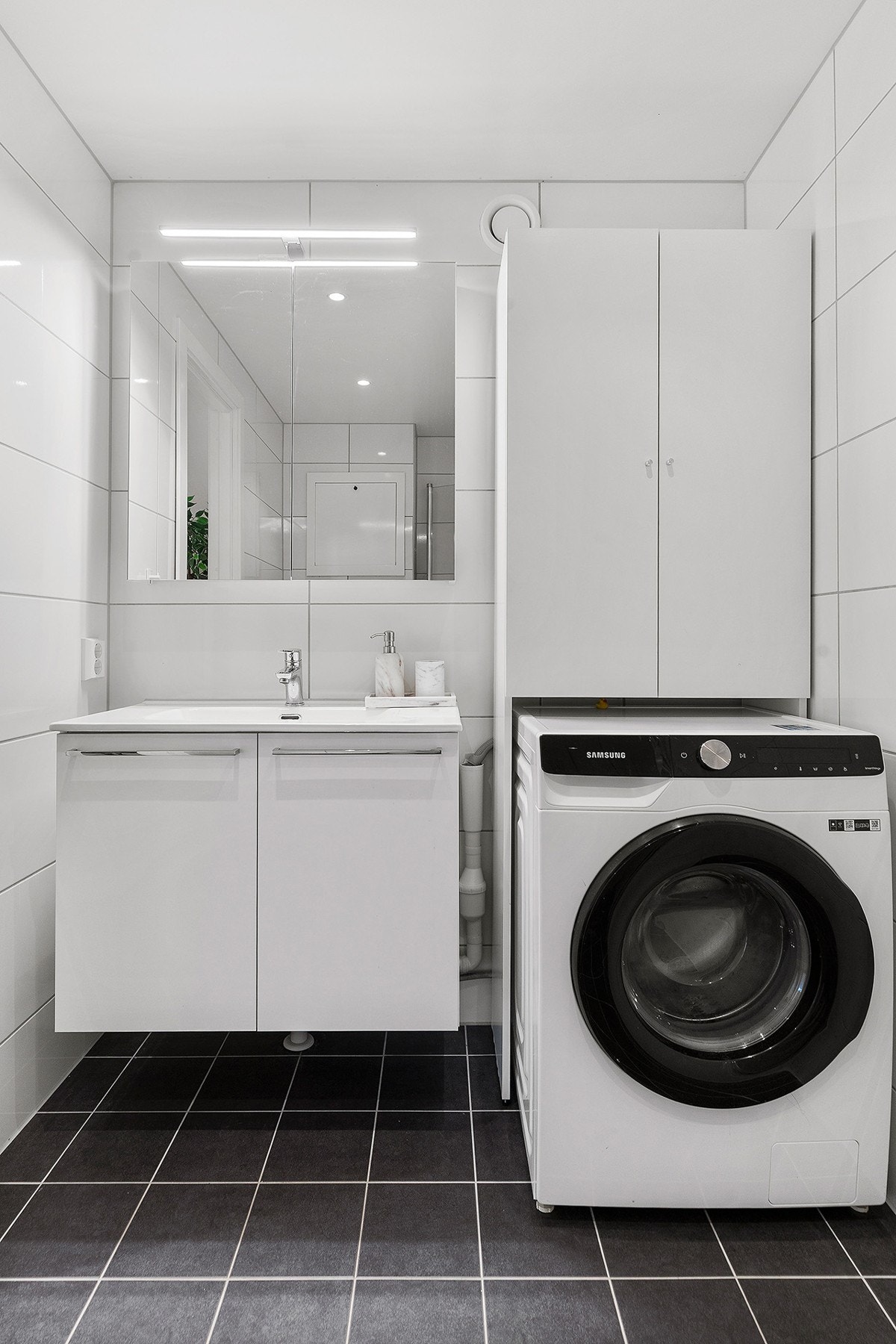 Det er gulvvarme og opplegg for vaskemaskin på badet. Badet ble pusset opp i regi av borettslaget. Galleribilde