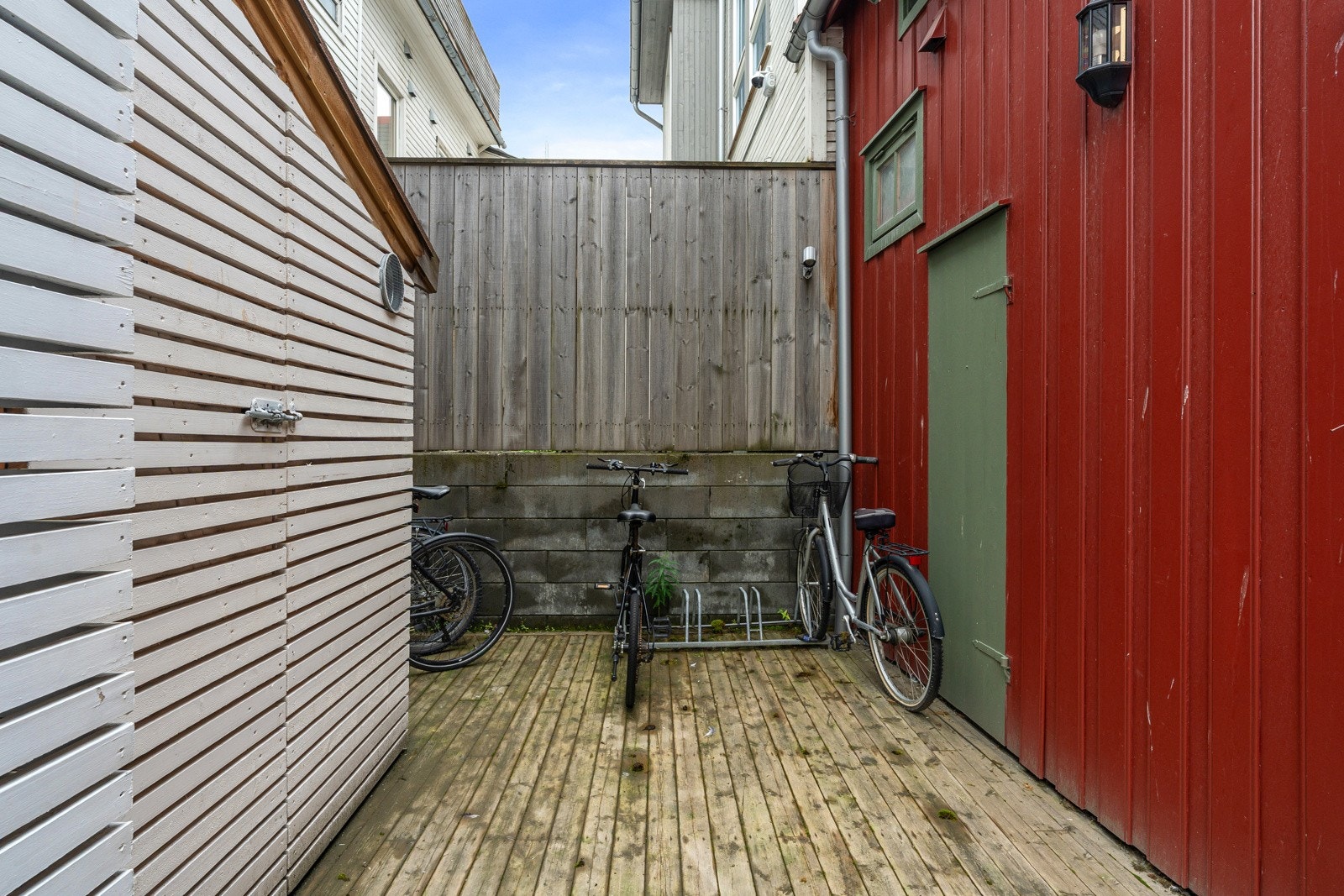 Beliggende i sentrum med klassisk bakgård.