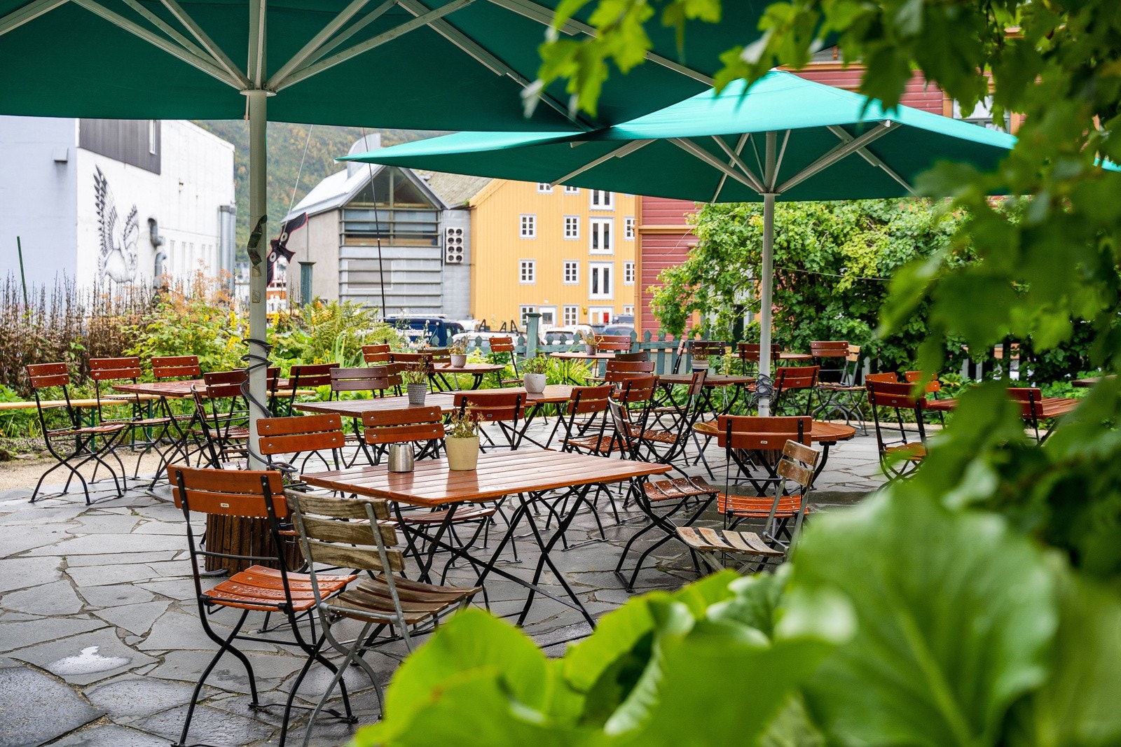 Nær tilgang til alle sentrums fasiliteter i tillegg til busstopp med hyppige avganger.