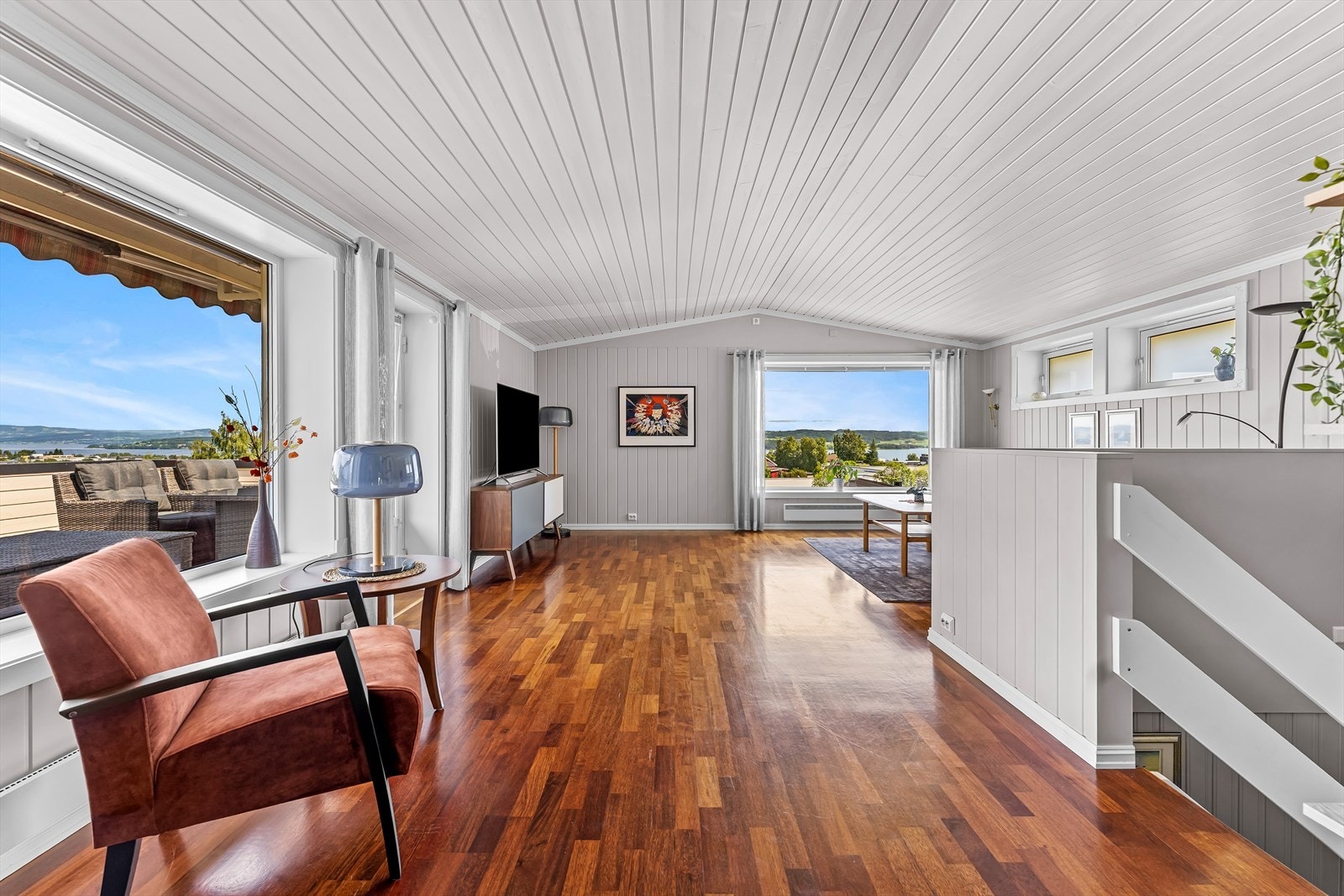 Fra stuen har man adkomst til terrasse og hagedel. Galleribilde