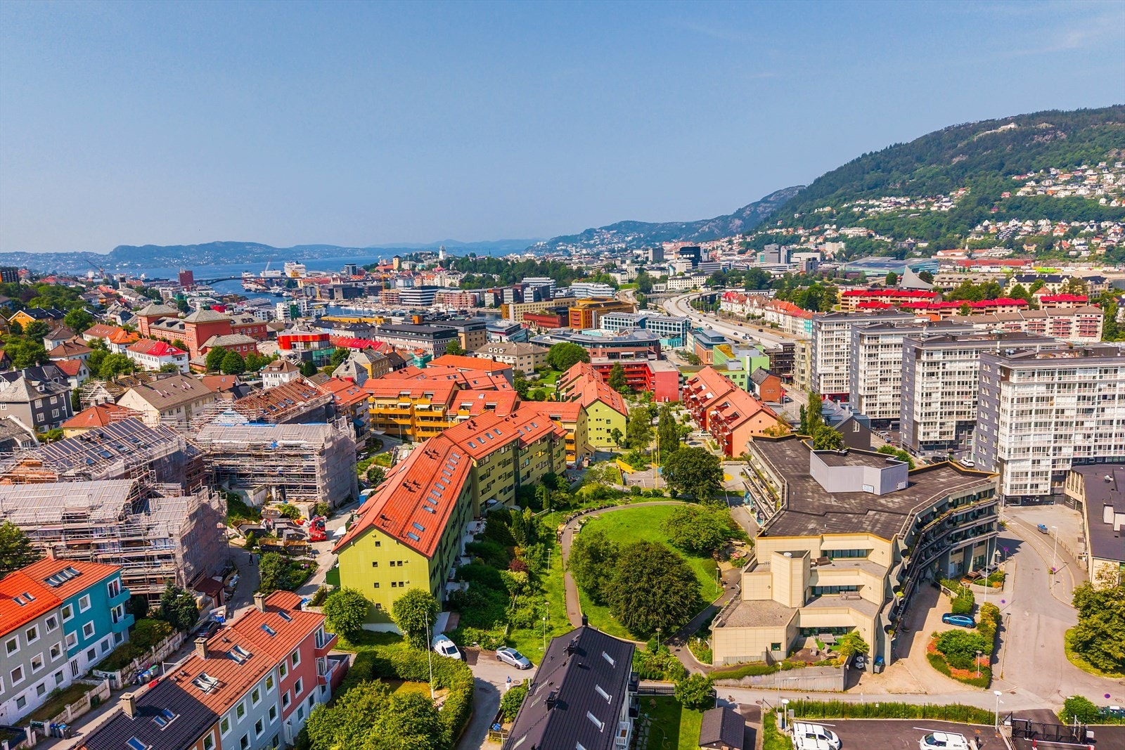 Bybanen og flere bussforbindelser ligger i kort gangavstand fra leiligheten. Det er gode gang- og sykkelforbindelser til Bergen sentrum, Haukeland, Mindemyren og flere studiesteder. Galleribilde