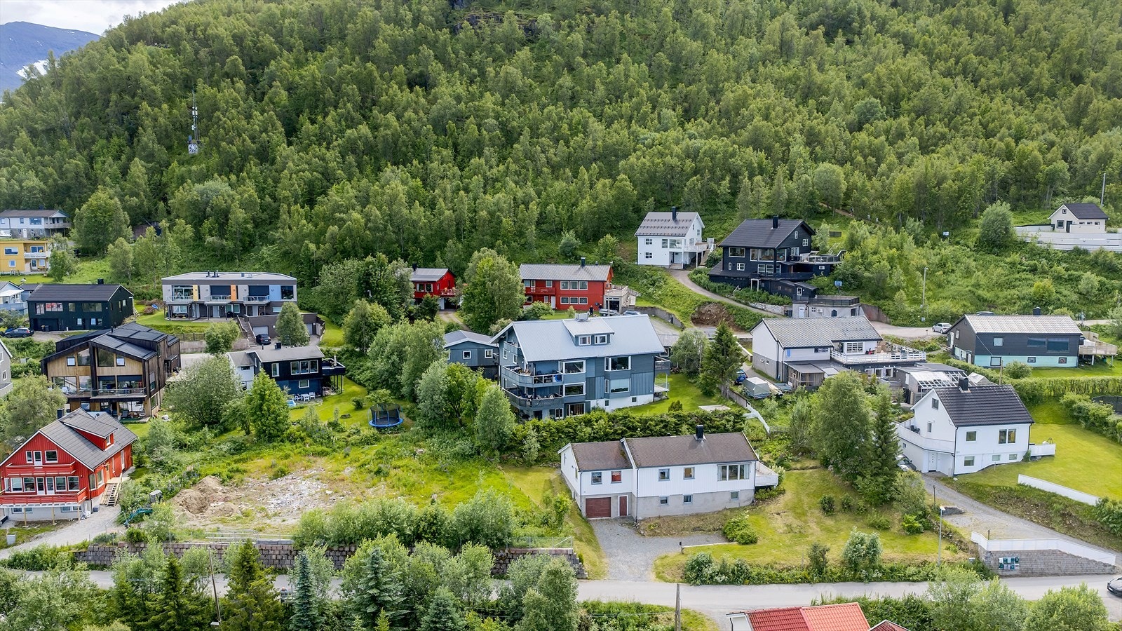 Attraktiv beliggenhet i et etablert og rolig boligfelt i Tromsdalstinden kjent for sitt barnevennlige miljø, lite trafikk og trygge omgivelser. Galleribilde