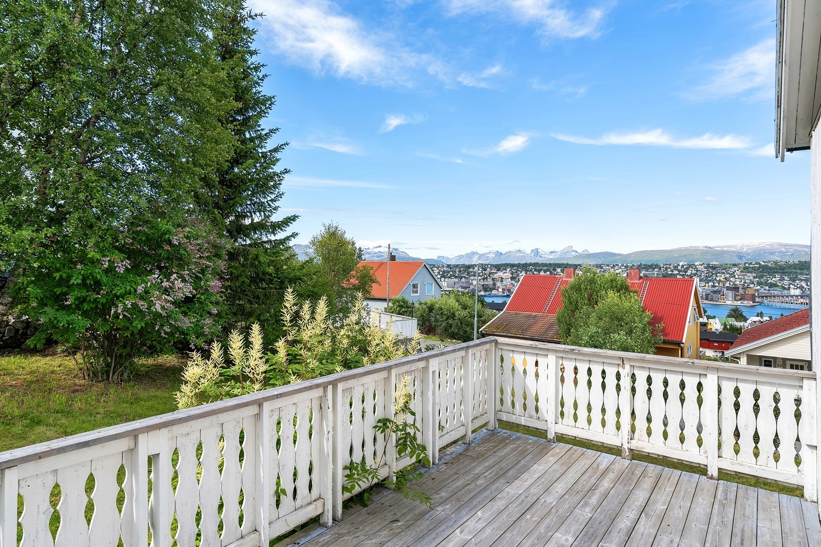 Her er det god plass til både utemøbler og grill! Et perfekt oppholdssted på fine sommerdager! Galleribilde