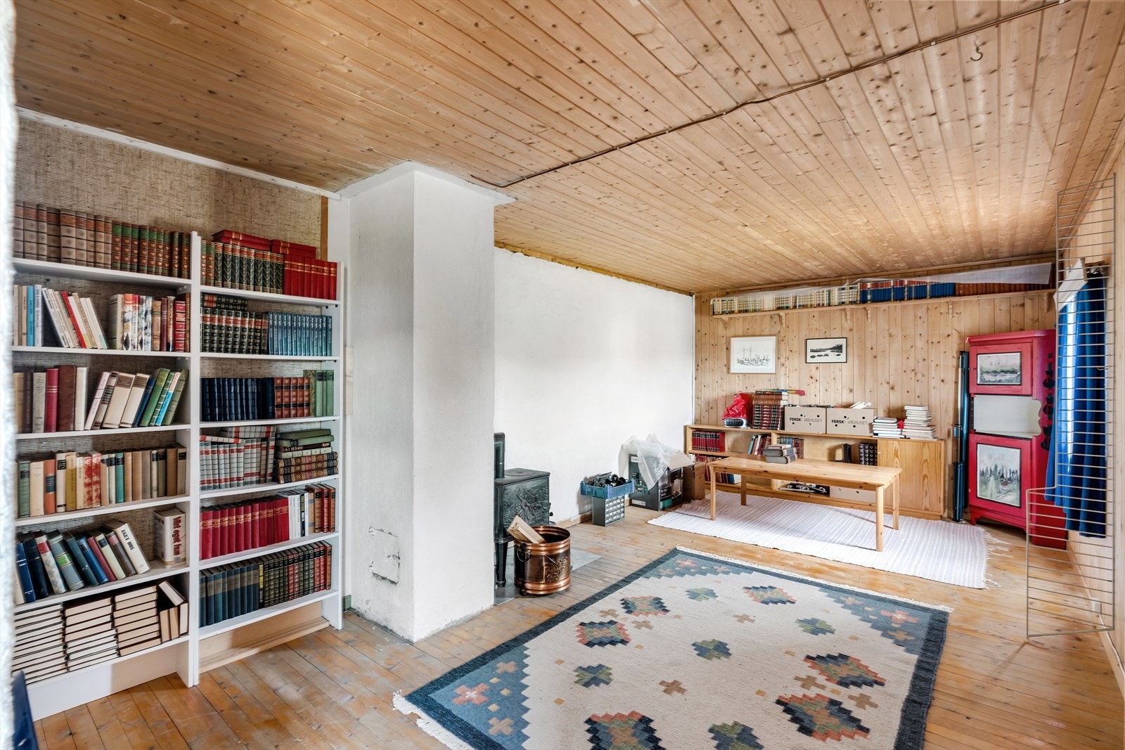 Romslig kjellerstue med vedfyring. Galleribilde