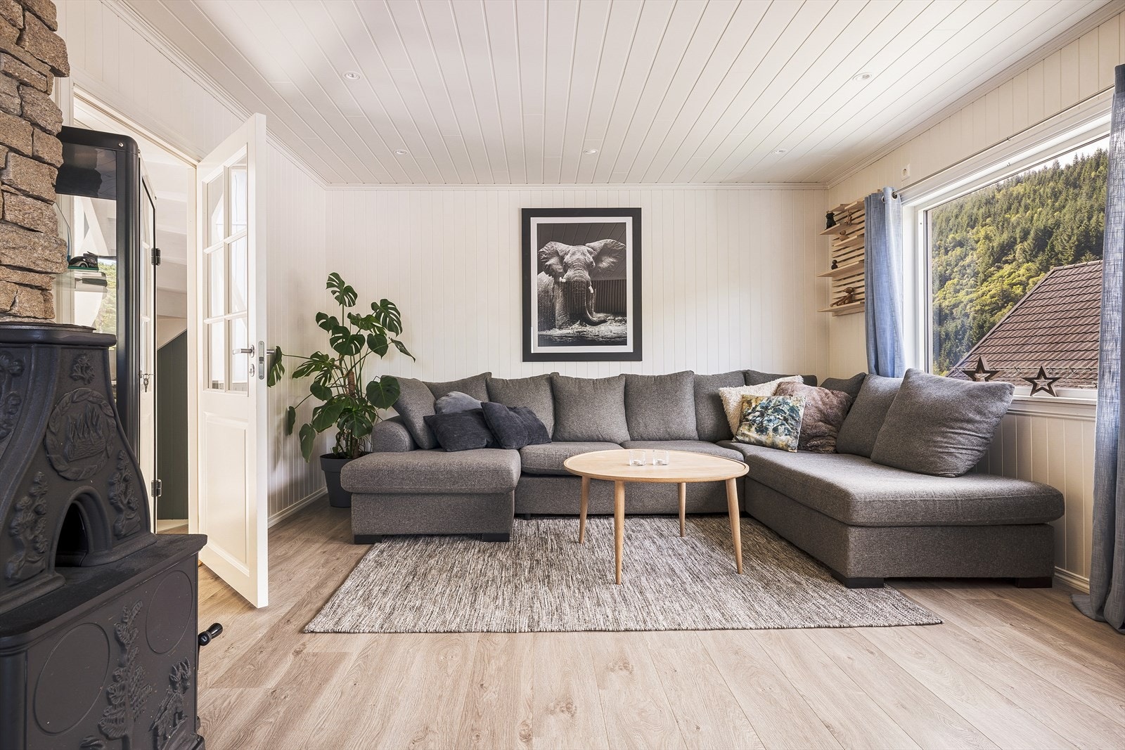 Lyst og innbydende oppholdsrom, hvor det er enkelt å innrede etter eget ønske og behov. Galleribilde