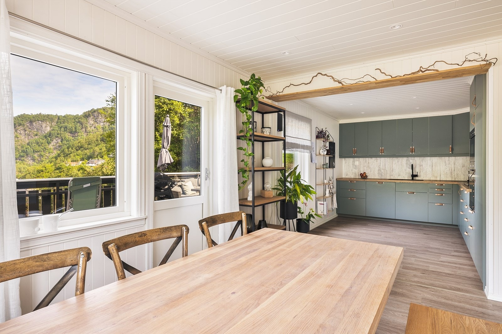 Legg merke til gjennomgående spotlights i himling! Galleribilde