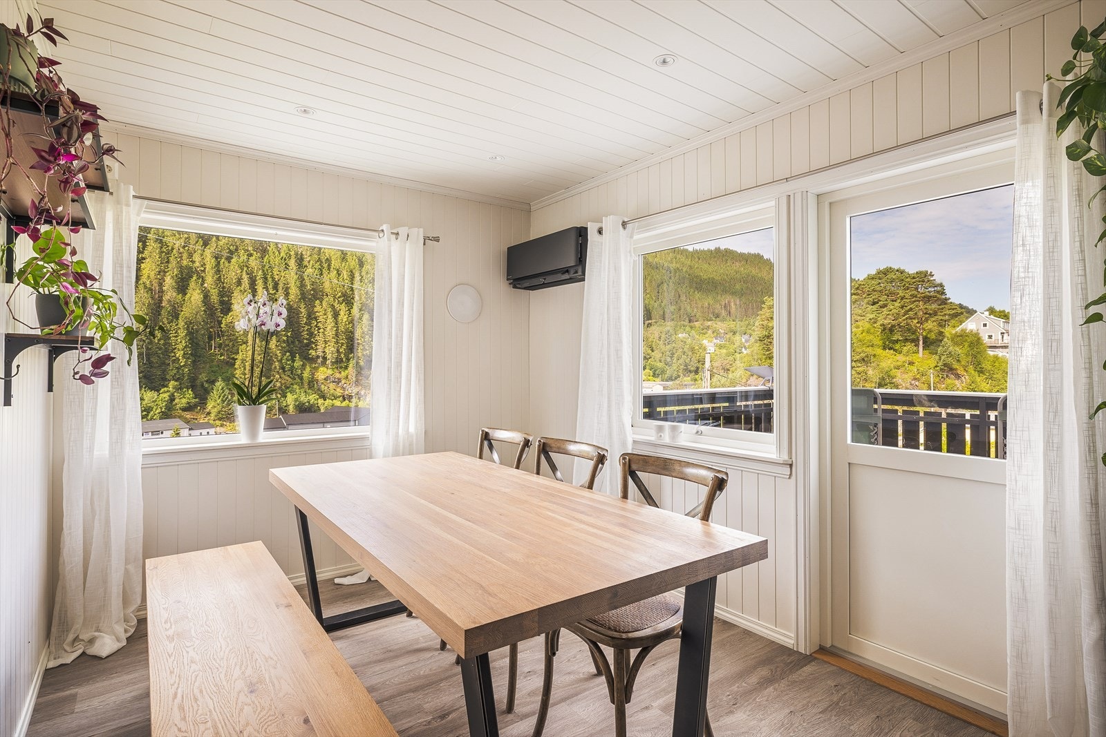 Utgang til terrasse fra spisestue. Galleribilde