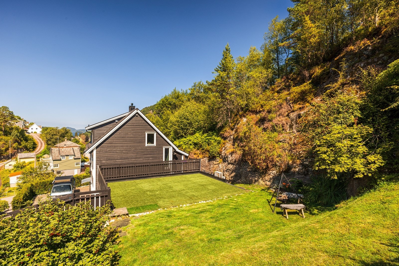 Med vakre turområder, frisk luft, og nærheten til fjorden er Lonevåg et sted hvor det er enkelt å leve et aktivt liv året rundt. Galleribilde