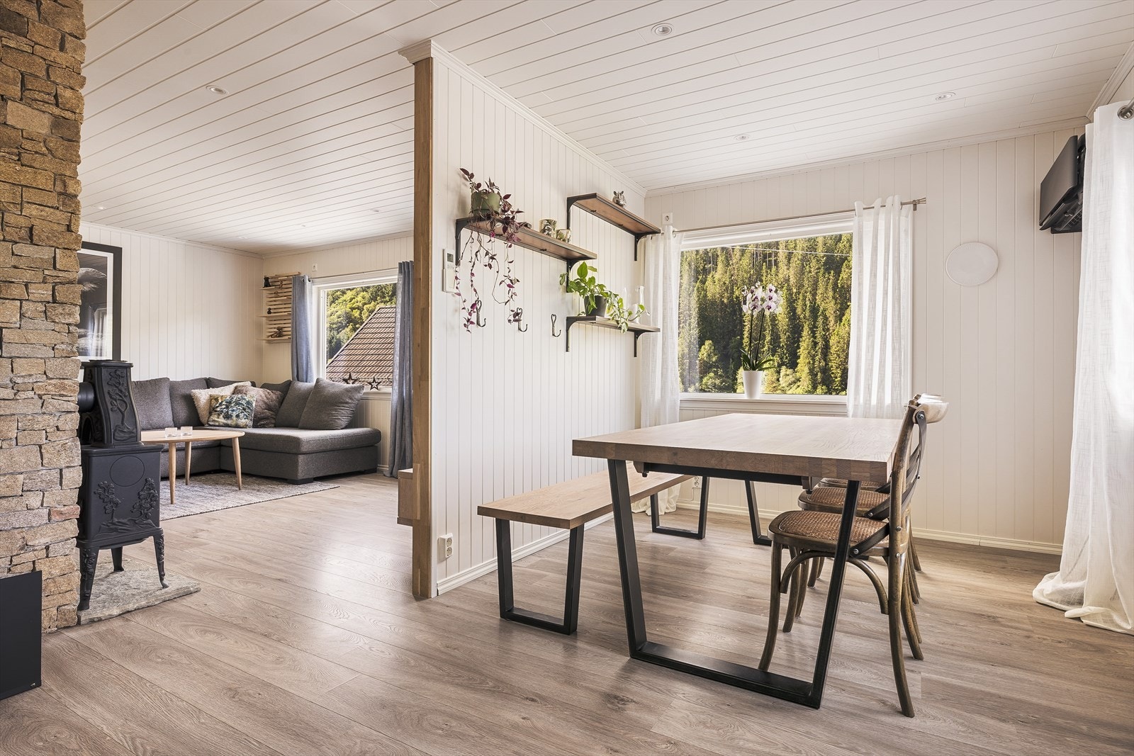 Boligen har en gjennomtenkt planløsning med naturlig inndeling mellom stue og spisestue, som skaper gode soner for både hverdagsliv og selskap. Galleribilde