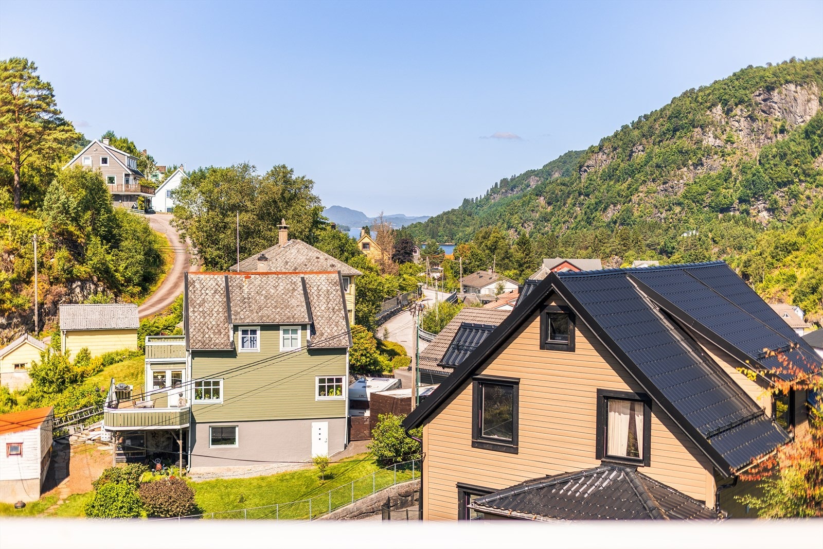 Det er meget flott utsikt mot Lonevågen og Eikanger. Galleribilde