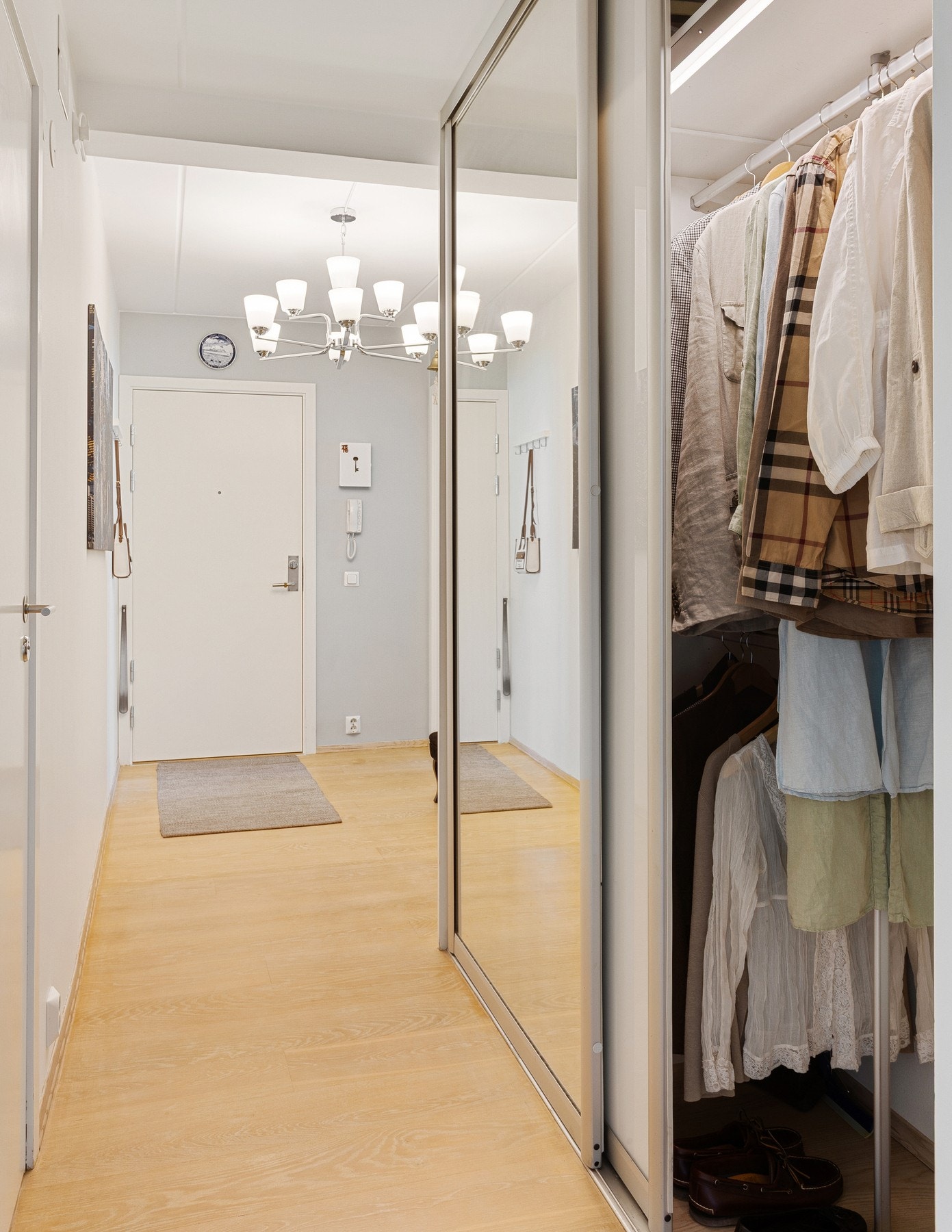 I entreen er det en stor skyvedørsgarderobe med god oppbevaringsplass. Galleribilde