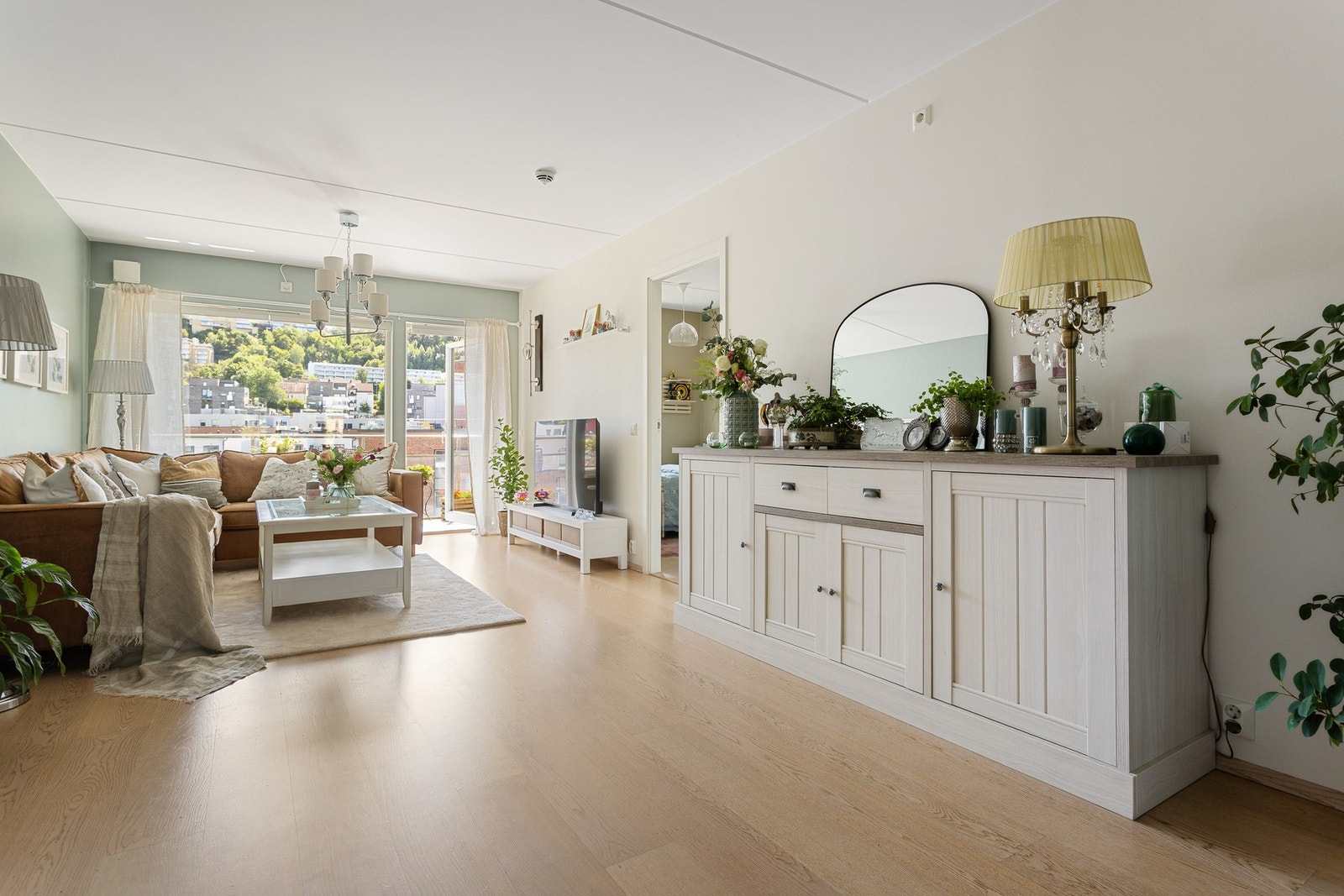 Mailehn Øverås ved EIE Løren ønsker velkommen til Turbinveien 6! Foto: Studio Sætre (Hanne Cecilie Sætre). Galleribilde