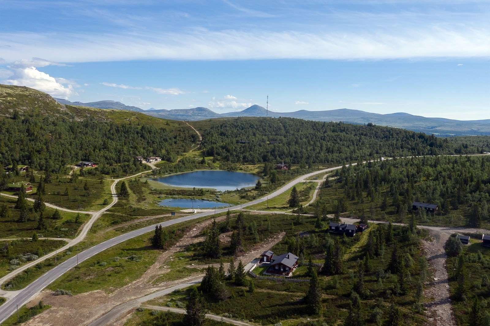 Ønsker man et bad ligger Grønnskardstjønnet bare et steinkast unna. Galleribilde