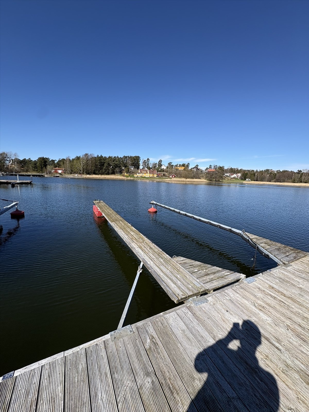 Privat bilde. Båtplassen på brygga ligger godt til . Den er ca 2,5 meter bred. Galleribilde