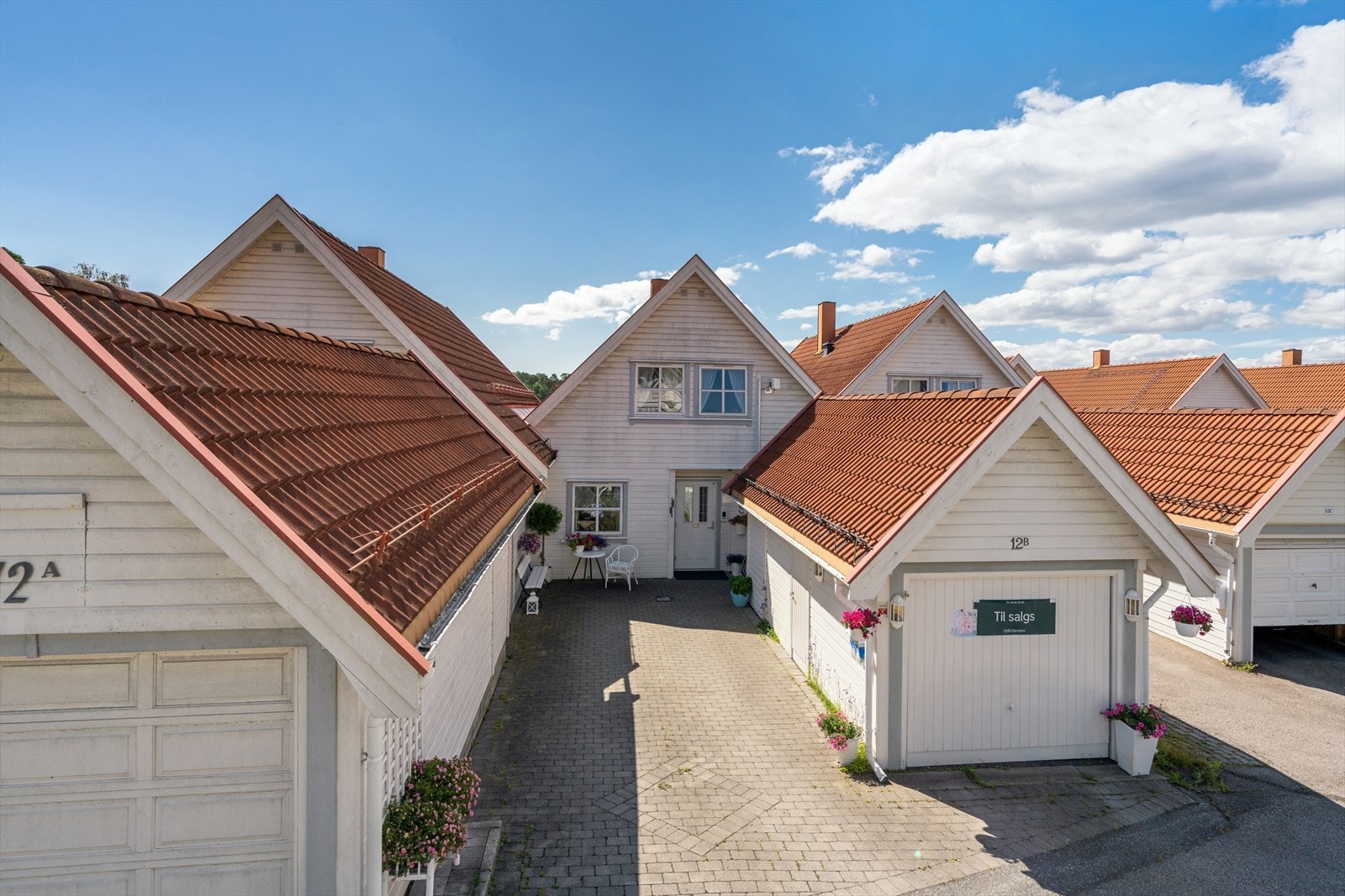 Parkering gjøres enkelt i garasjen og på gårdsplass. Galleribilde