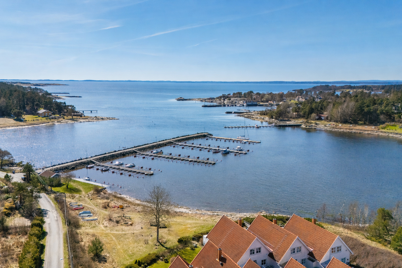 Larkollen er en perle ved Oslofjorden som byr på solfylte sandstrender, idylliske omgivelser og et yrende båt- og badeliv Galleribilde