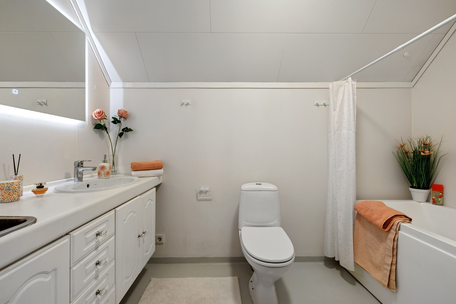 Badet i andre etasje er av eldre dato, med konstruksjoner fra byggeår. Galleribilde