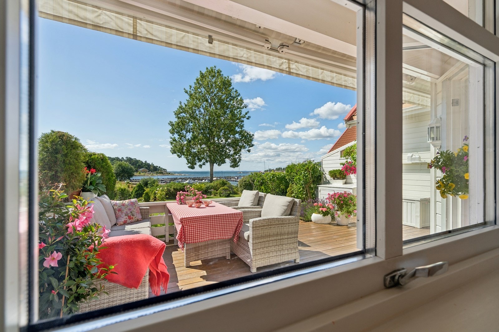 Nyt gode måltider med familie og venner med en utsikt som er like fin på vinter og sommerstid. Galleribilde