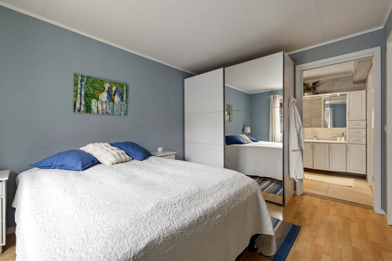 Fra hovedsoverommet er det tilgang til badet via skyvedør. Galleribilde