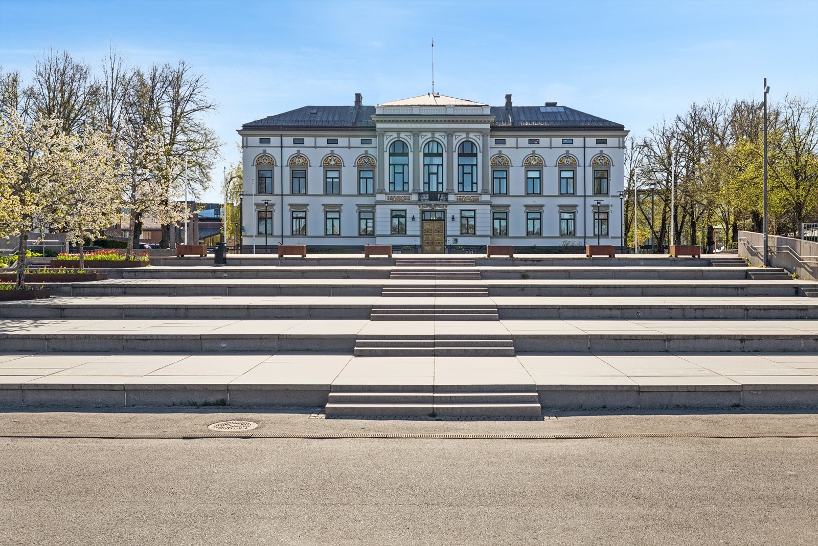 Byen er i utvikling med bl.a. ny bryggekant Seylmakervika og "Porsrunden", en rundløype over den nye brua til "Vessia". En levende by! Galleribilde