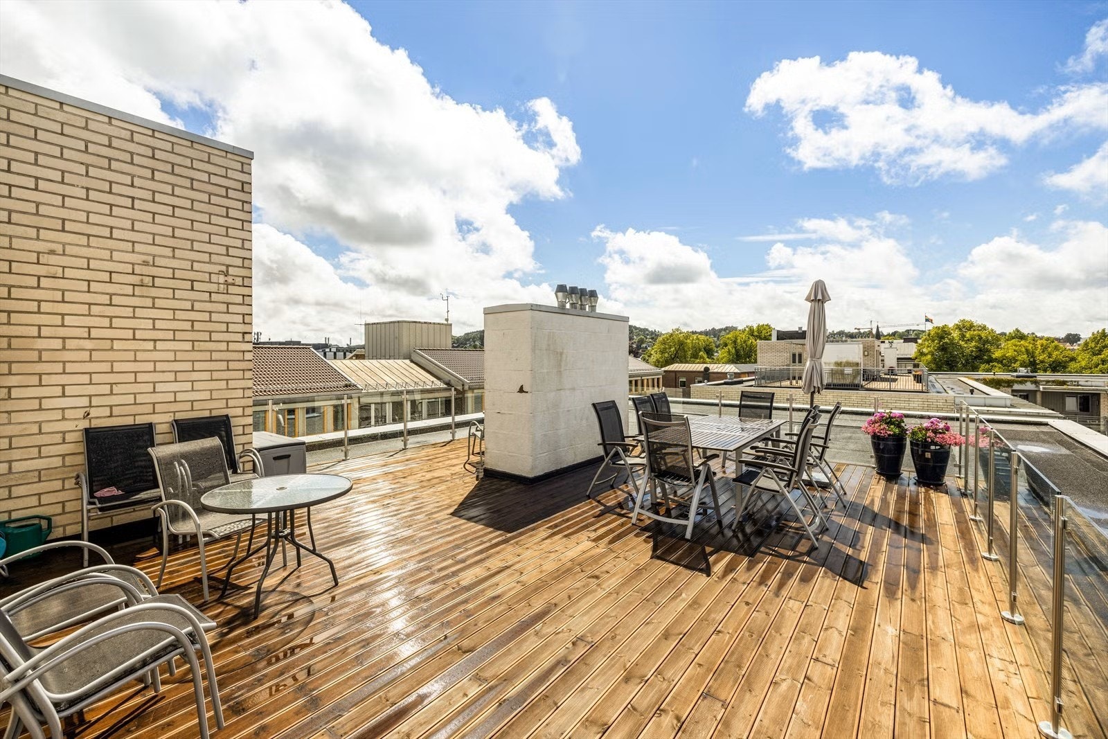 I tillegg til egen veranda har beboerne i Rådhuskvartalet Atrium Borettslag tilgang til en felles takterrasse. Galleribilde