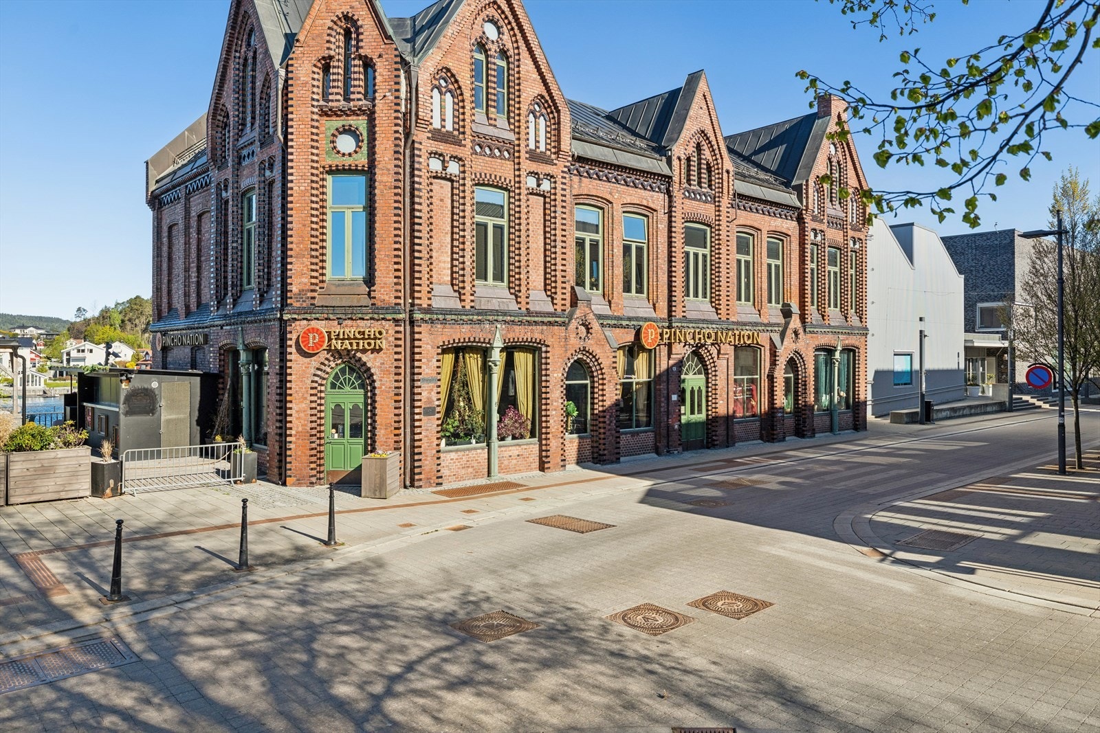 Innenfor få minutters gangavstad finner du både dagligvarebutikk og Vinmonopol, og øvrige servicetilbud, butikker, kaféer og restauranter ligger rett utenfor døren. Galleribilde